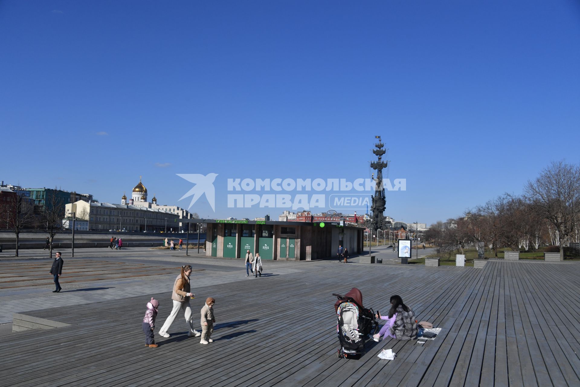 Москва. Люди отдыхают в парке Музеон.