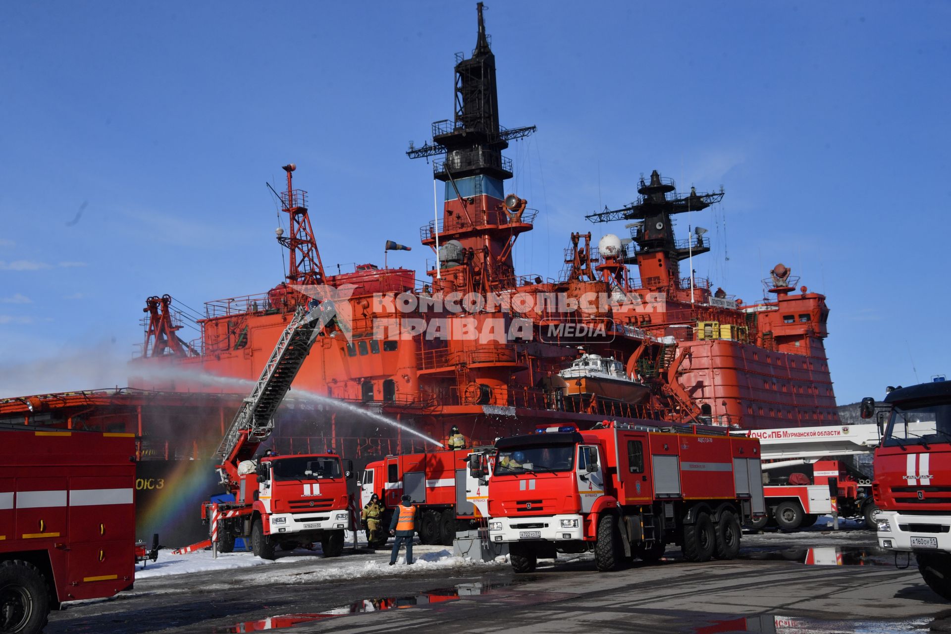 Мурманск. Сотрудники МЧС России во время отработки вводных `Ликвидация радиационной аварии` в рамках учений `Безопасная Арктика` на атомном ледоколе `Советский Союз` у причала ФГУП `Атомфлот`.