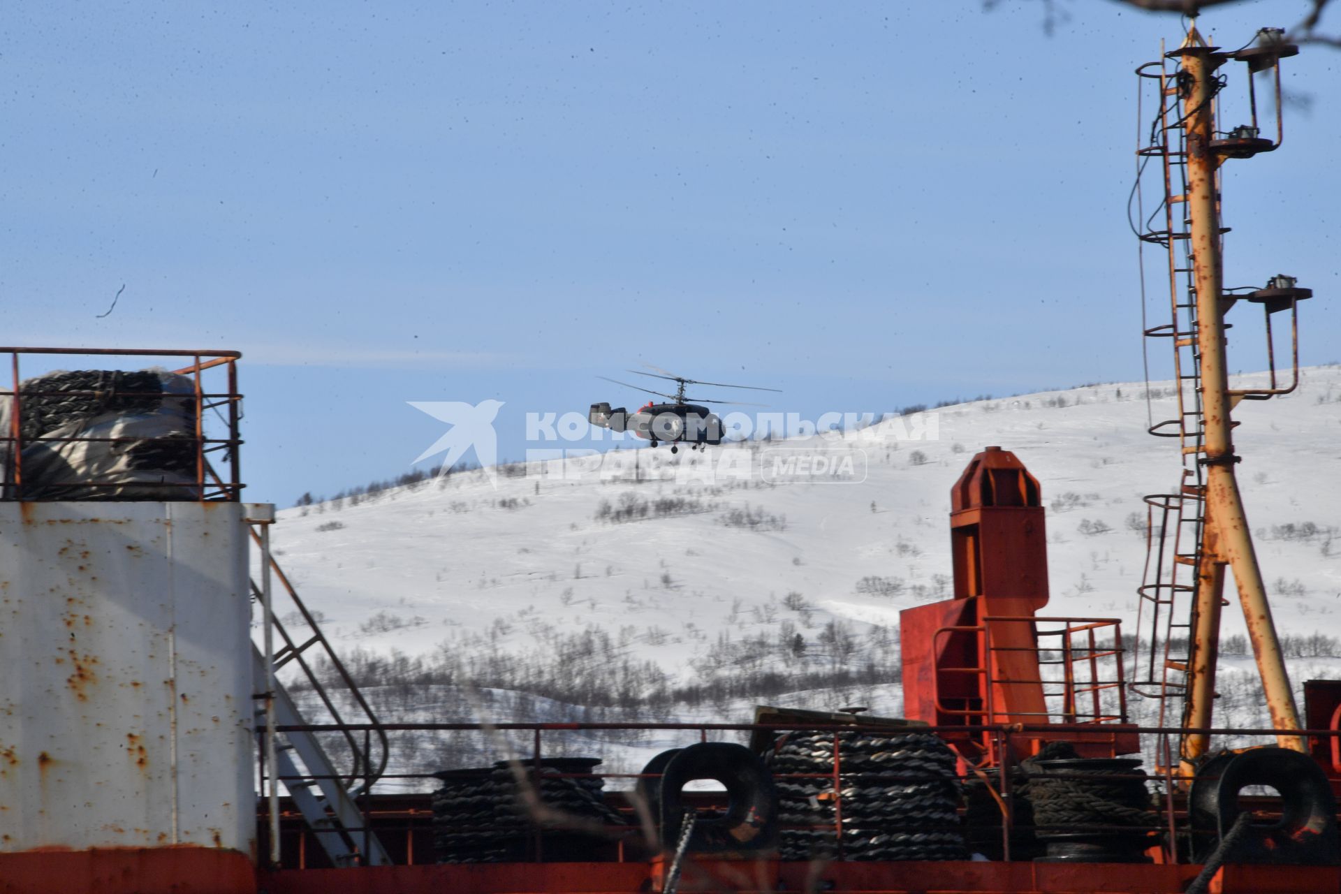 Мурманск. Вертолет Ка-27ПС во время отработки вводных `Ликвидация радиационной аварии` в рамках учений `Безопасная Арктика` на атомном ледоколе `Советский Союз` у причала ФГУП `Атомфлот`.