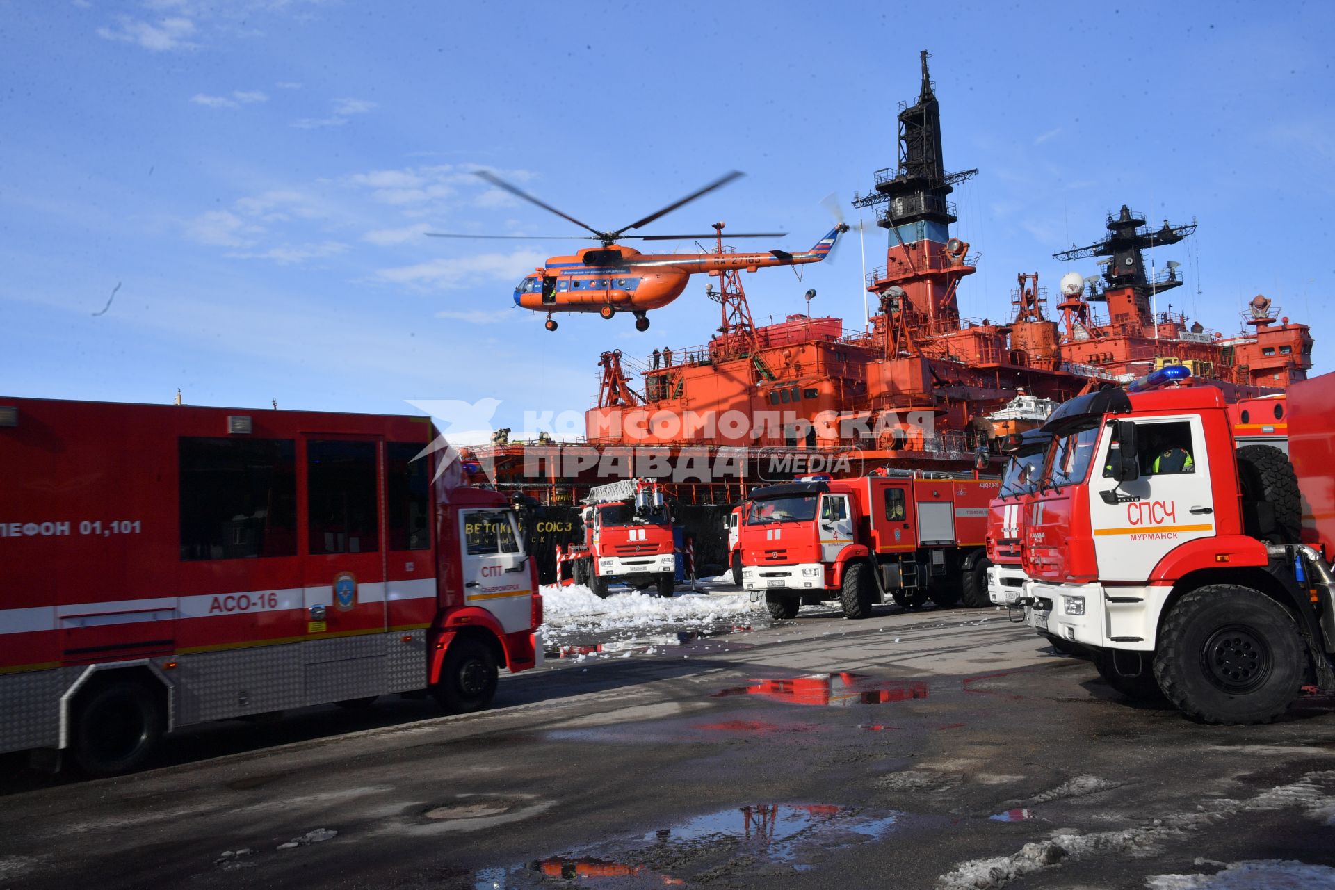 Мурманск. МЧС России во время отработки вводных `Ликвидация радиационной аварии` в рамках учений `Безопасная Арктика` на атомном ледоколе `Советский Союз` у причала ФГУП `Атомфлот`.