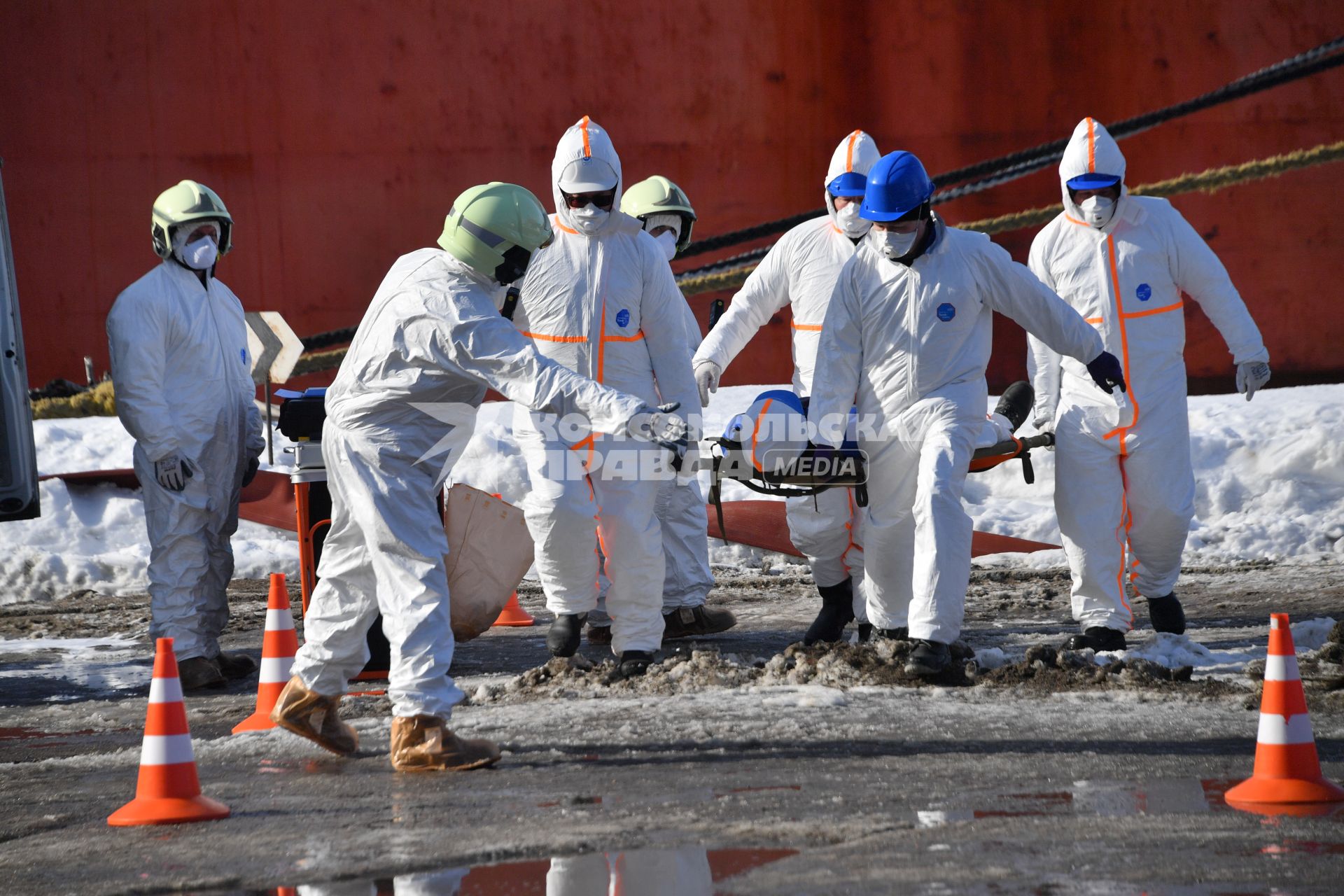 Мурманск. Сотрудники МЧС России во время отработки вводных `Ликвидация радиационной аварии` в рамках учений `Безопасная Арктика` на атомном ледоколе `Советский Союз` у причала ФГУП `Атомфлот`.