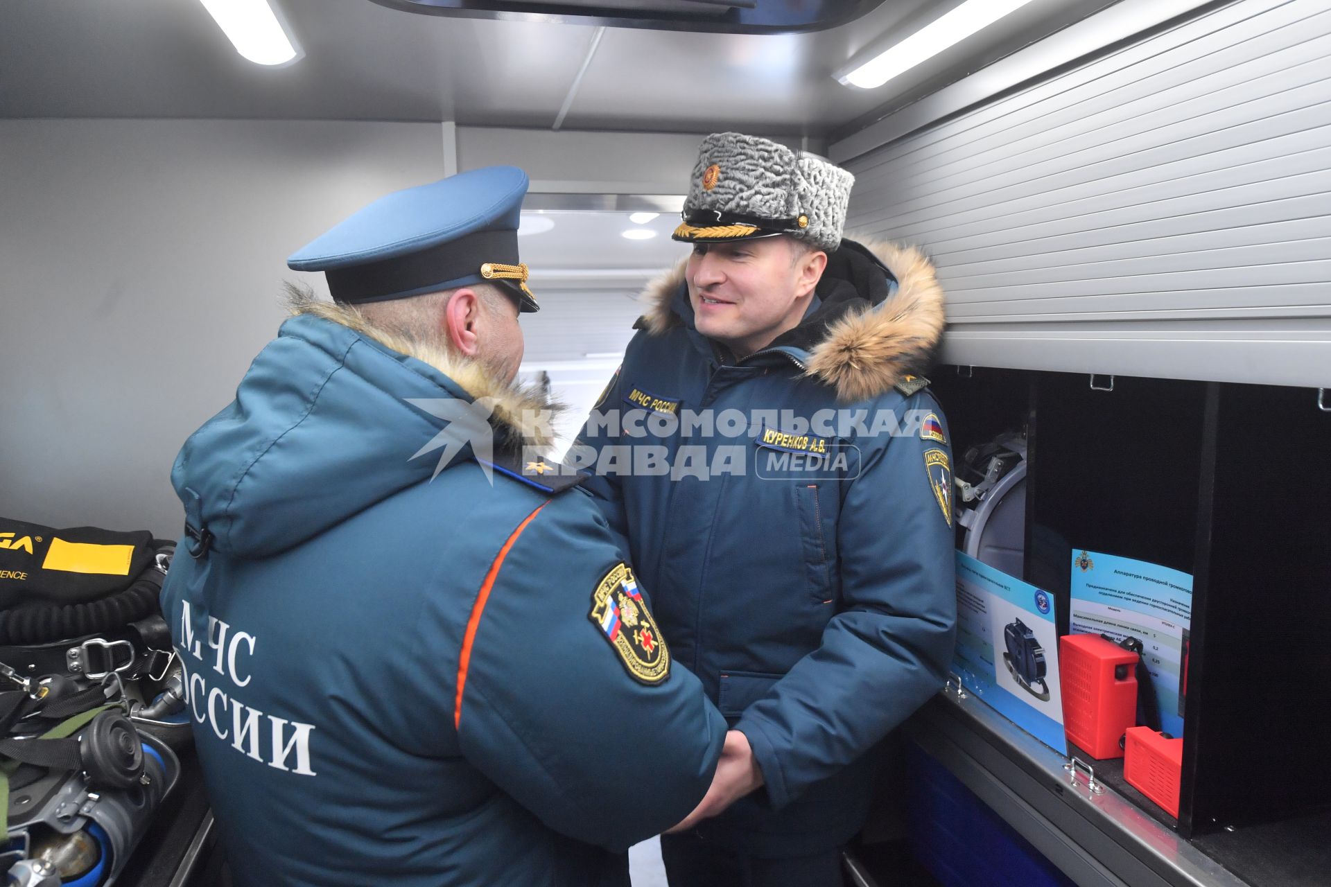 Мурманск. Глава МЧС РФ Александр Куренков (справа) во время посещения выставки спасательной техники в рамках учений `Безопасная Арктика` у причала ФГУП `Атомфлот`.