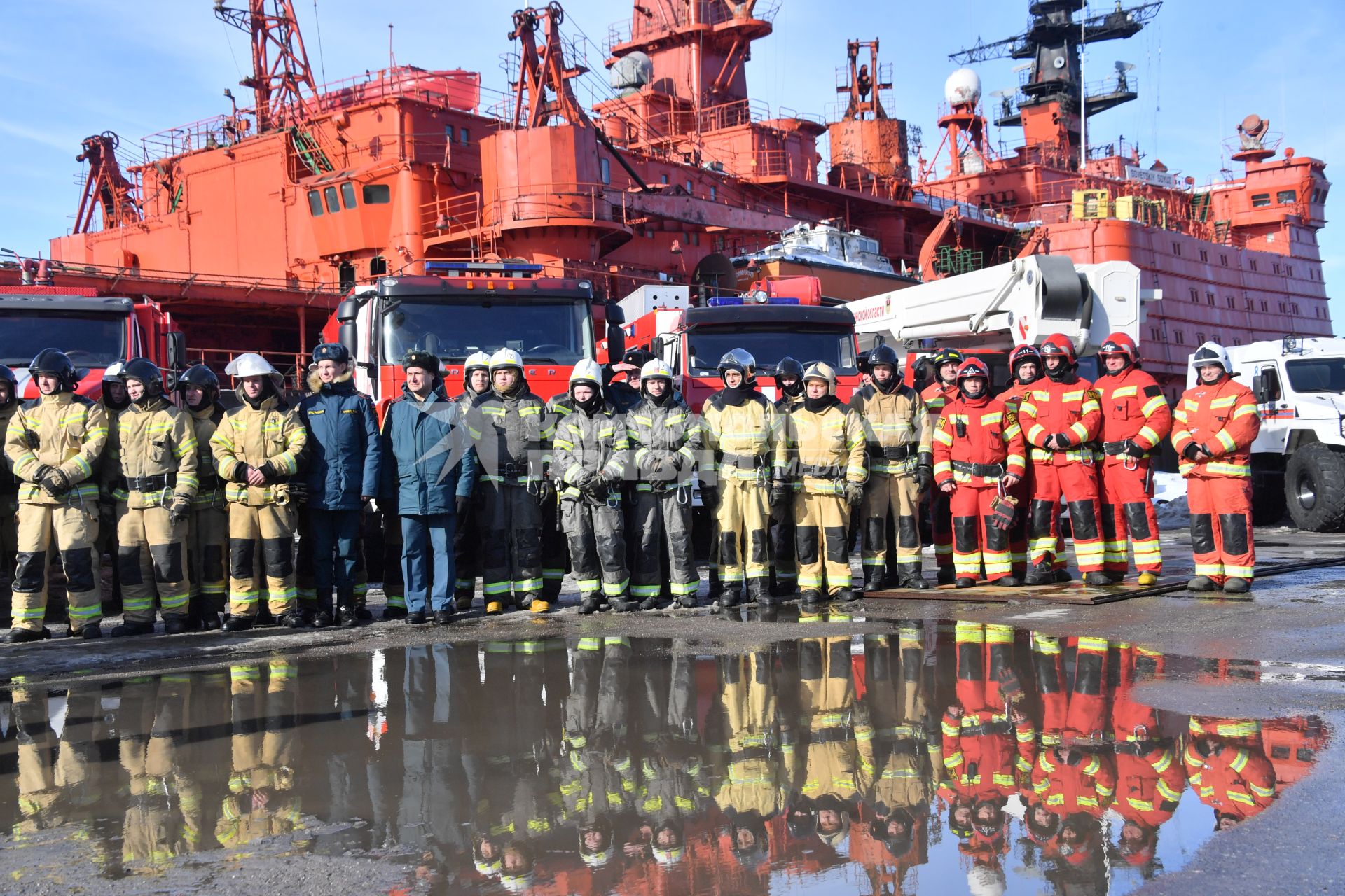 Мурманск. Сотрудники МЧС России во время отработки вводных `Ликвидация радиационной аварии` в рамках учений `Безопасная Арктика` на атомном ледоколе `Советский Союз` у причала ФГУП `Атомфлот`.