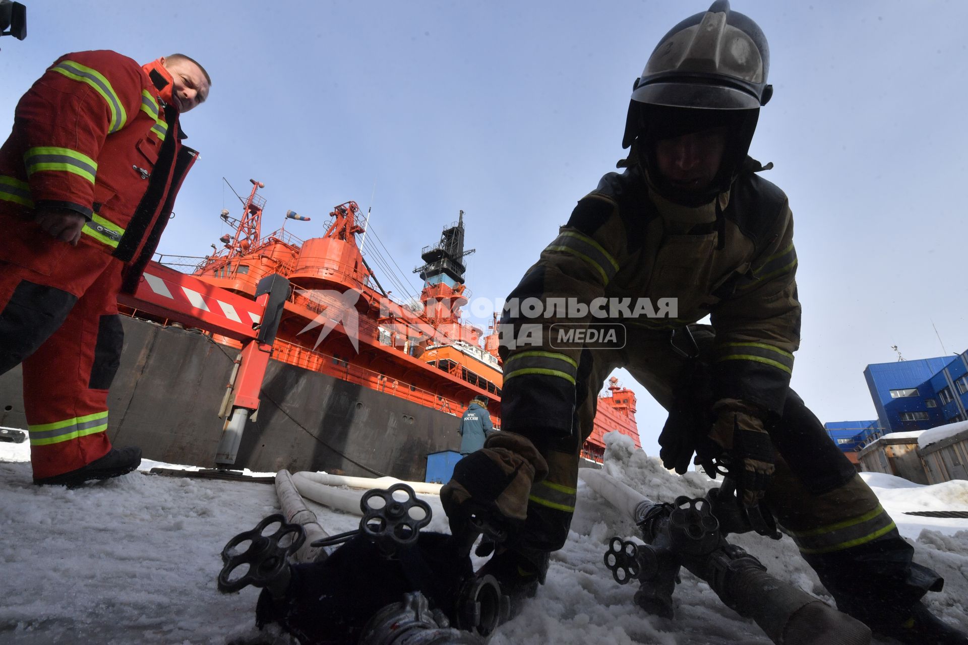 Мурманск. Сотрудники МЧС России во время отработки вводных `Ликвидация радиационной аварии` в рамках учений `Безопасная Арктика` на атомном ледоколе `Советский Союз` у причала ФГУП `Атомфлот`.