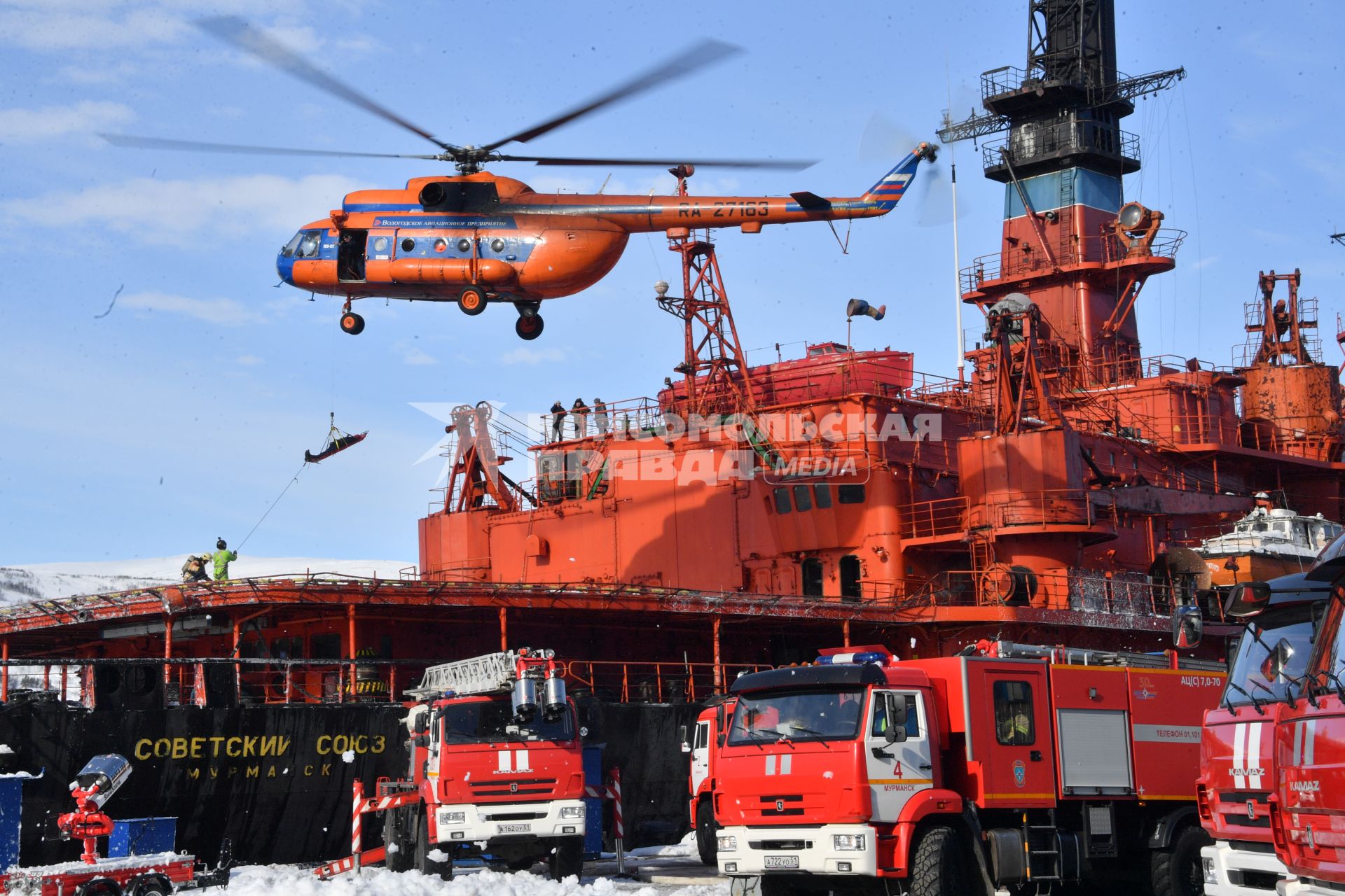 Мурманск. МЧС России во время отработки вводных `Ликвидация радиационной аварии` в рамках учений `Безопасная Арктика` на атомном ледоколе `Советский Союз` у причала ФГУП `Атомфлот`.