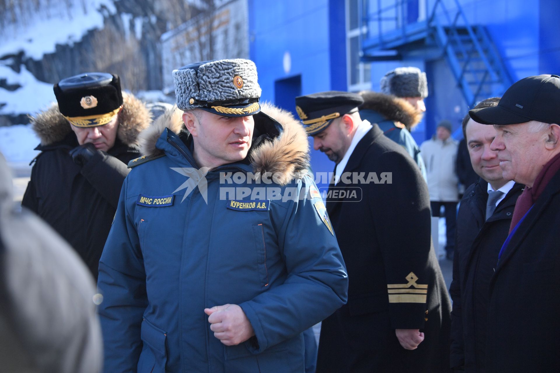 Мурманск. Глава МЧС РФ Александр Куренков во время посещения выставки спасательной техники в рамках учений `Безопасная Арктика` у причала ФГУП `Атомфлот`.