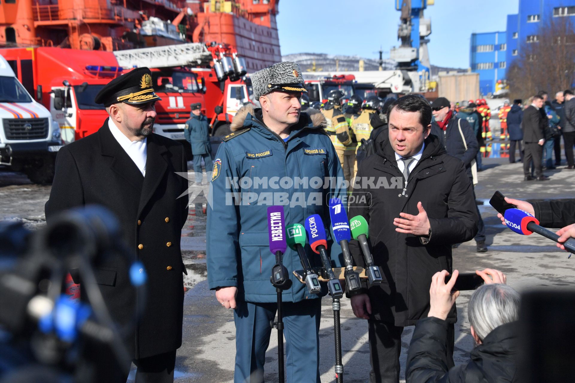 Мурманск. Глава МЧС РФ Александр Куренков (в центре) и губернатор Мурманской области Андрей Чибис (справа) во время ознакомления с ходом учений `Безопасная Арктика` у атомного ледокола `Советский Союз` на причале ФГУП `Атомфлот`.