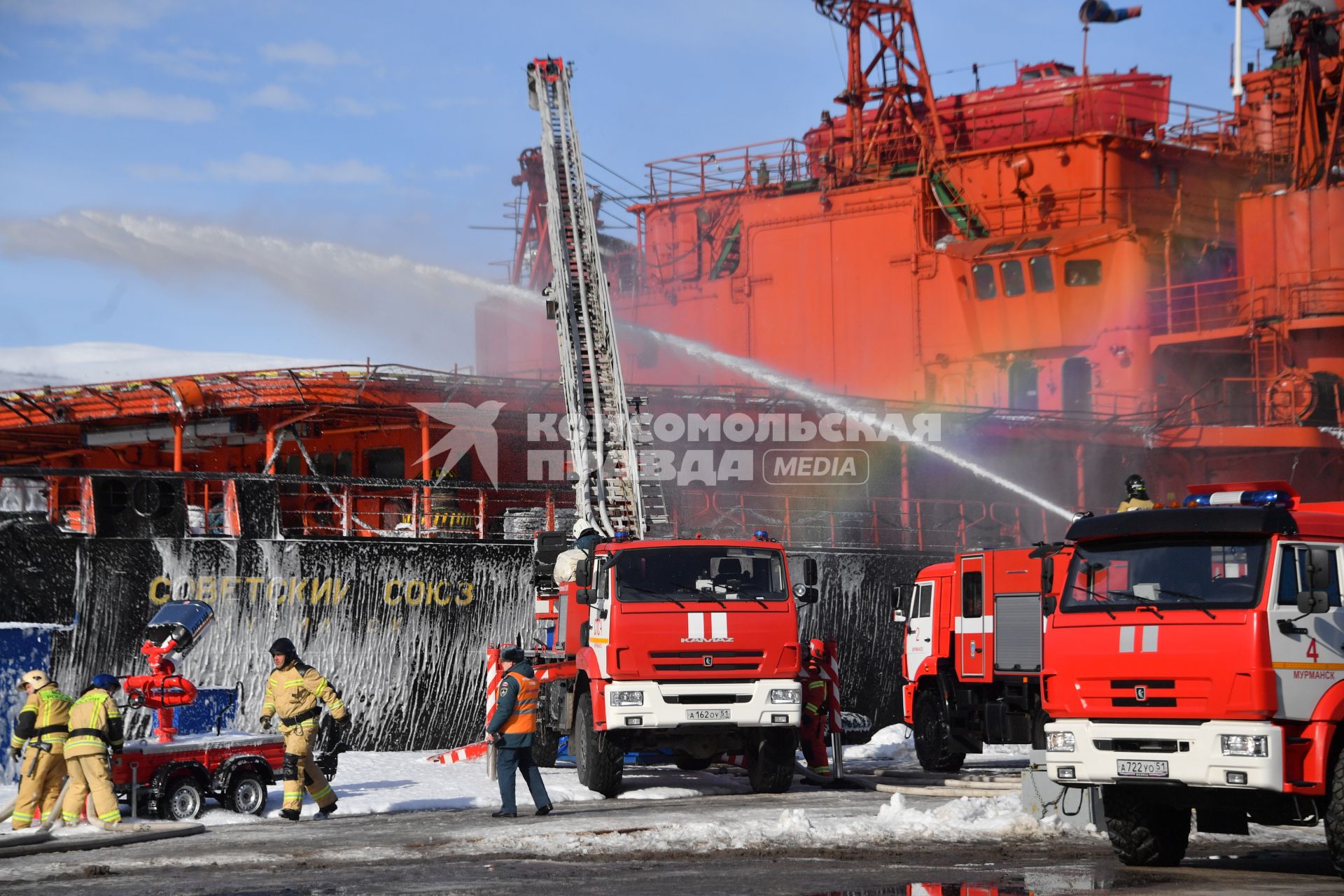 Мурманск. Сотрудники МЧС России во время отработки вводных `Ликвидация радиационной аварии` в рамках учений `Безопасная Арктика` на атомном ледоколе `Советский Союз` у причала ФГУП `Атомфлот`.