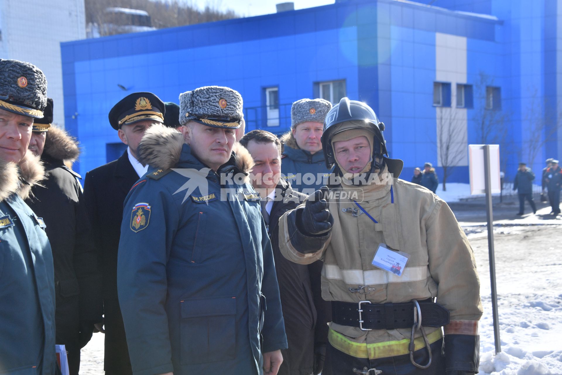 Мурманск. Глава МЧС РФ Александр Куренков (третий справа) во время ознакомления с ходом учений `Безопасная Арктика` у атомного ледокола `Советский Союз` на причале ФГУП `Атомфлот`.