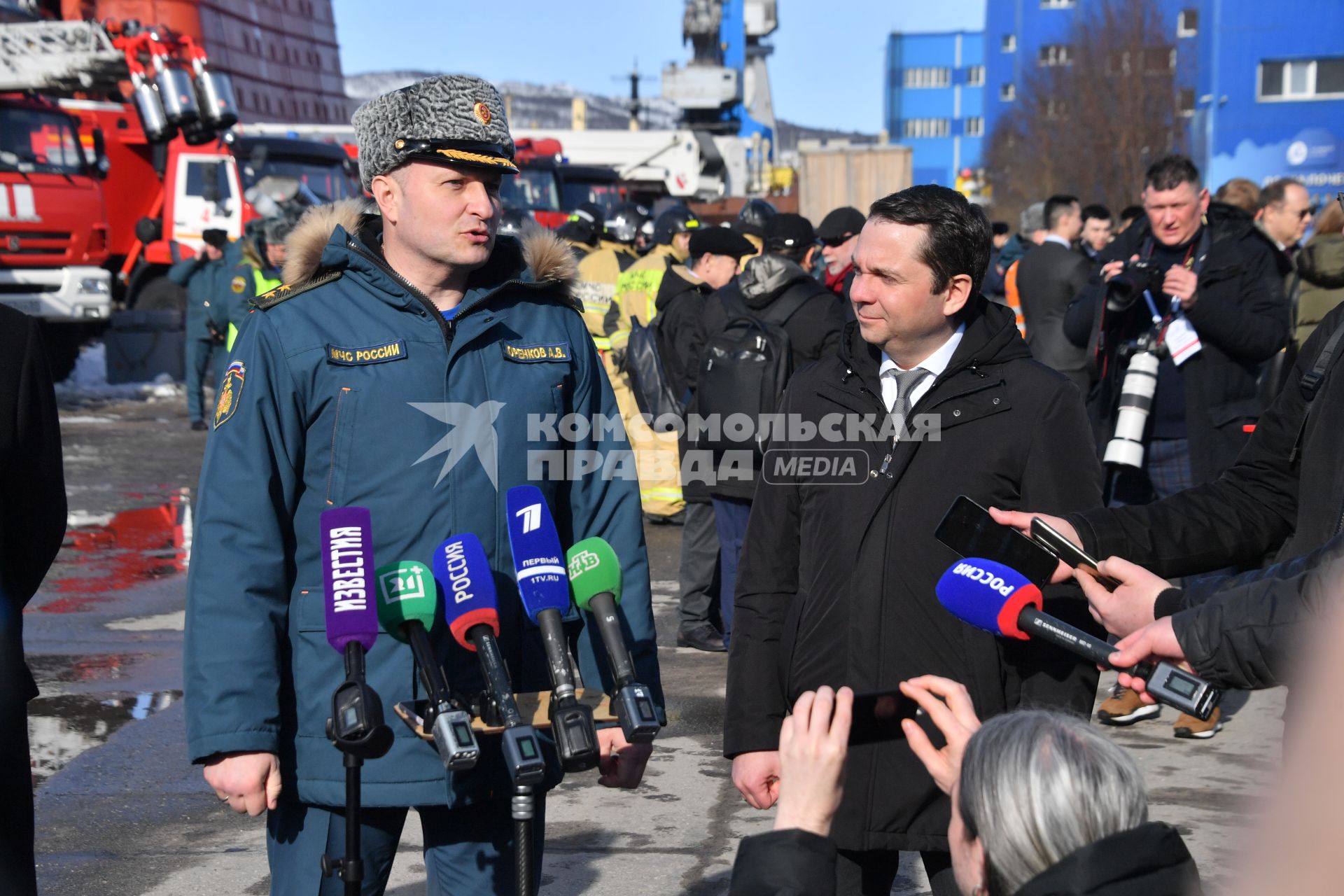 Мурманск. Глава МЧС РФ Александр Куренков и губернатор Мурманской области Андрей Чибис (слева направо) во время ознакомления с ходом учений `Безопасная Арктика` у атомного ледокола `Советский Союз` на причале ФГУП `Атомфлот`.