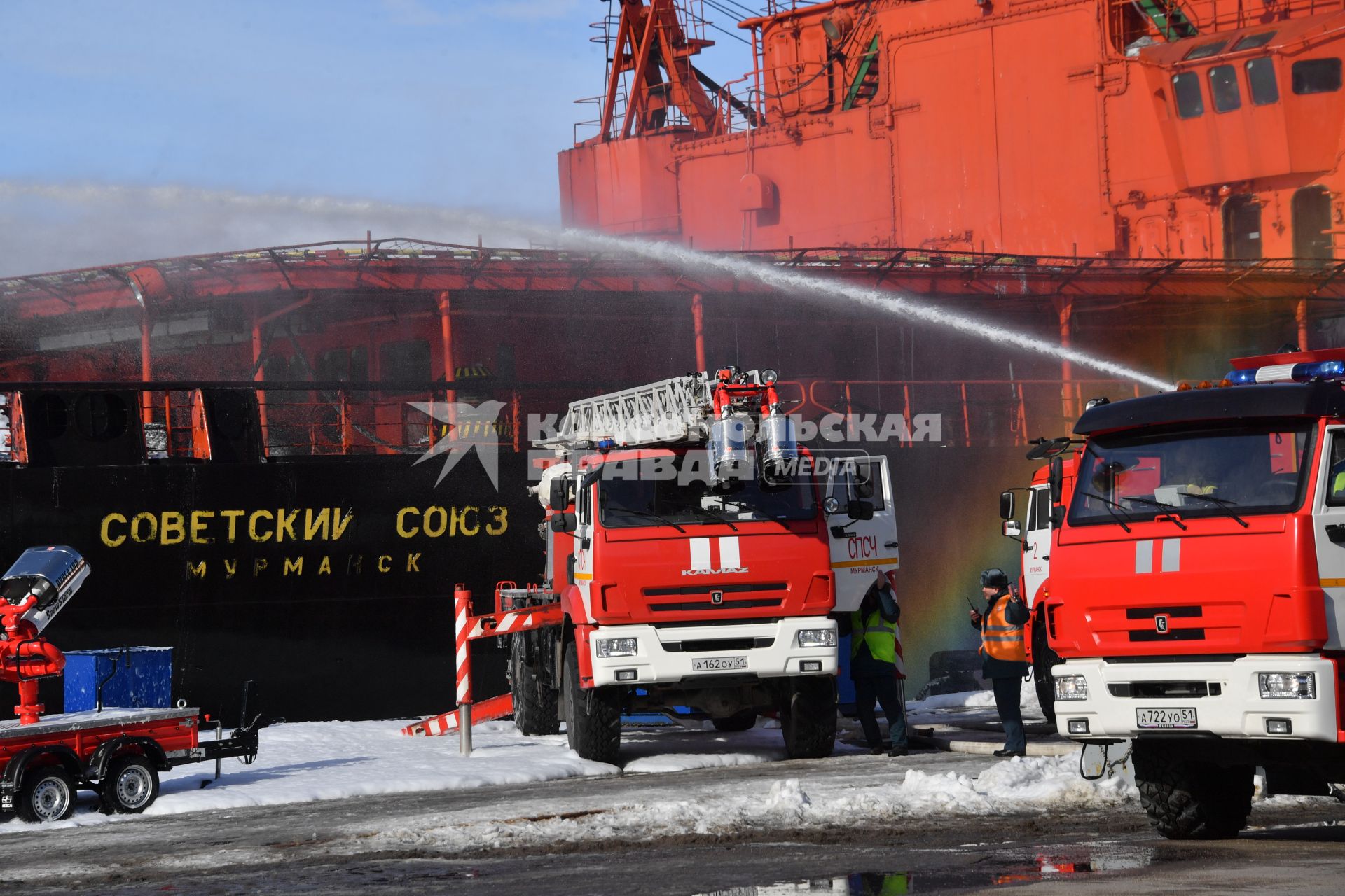 Мурманск. Сотрудники МЧС России во время отработки вводных `Ликвидация радиационной аварии` в рамках учений `Безопасная Арктика` на атомном ледоколе `Советский Союз` у причала ФГУП `Атомфлот`.