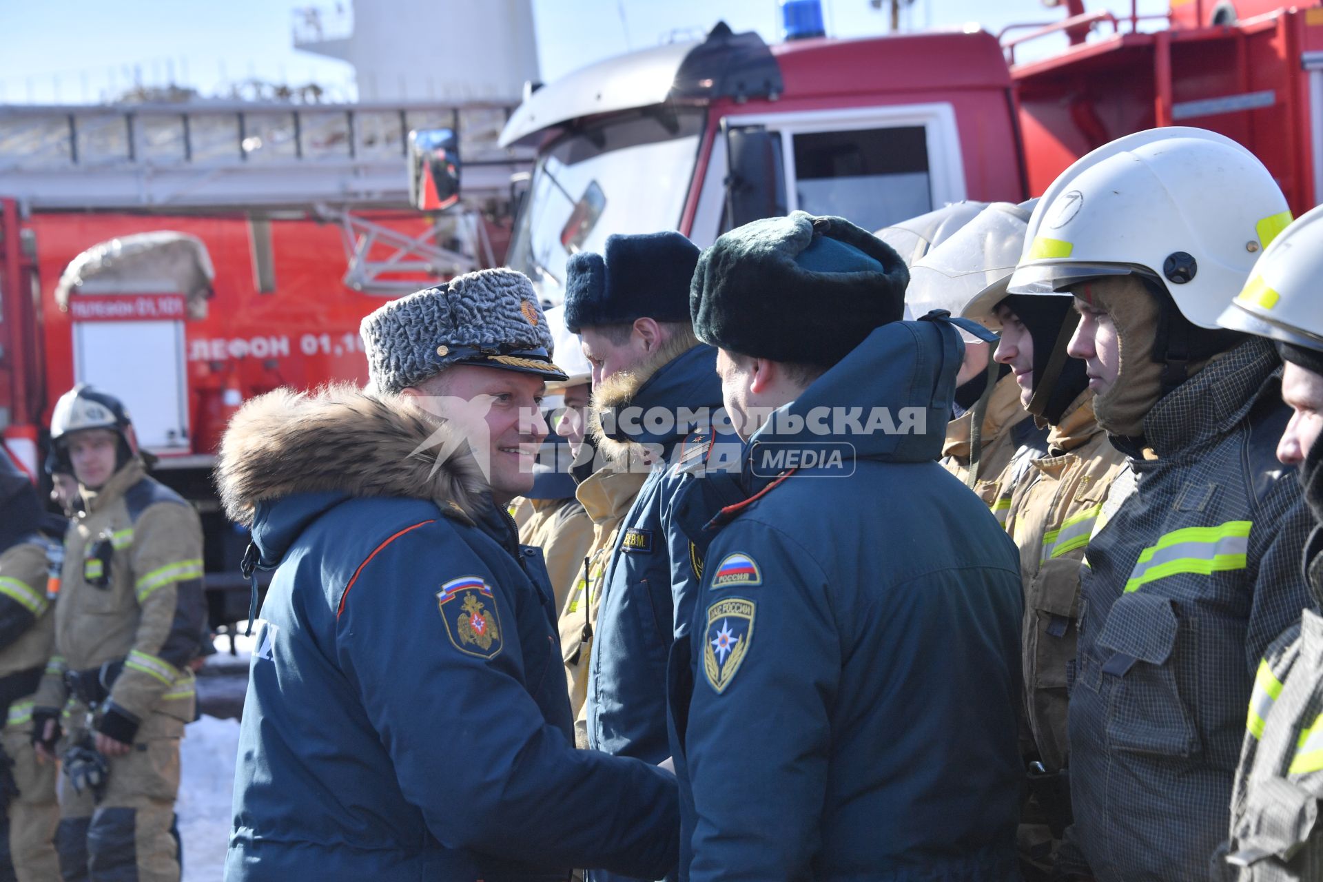 Мурманск. Глава МЧС РФ Александр Куренков во время ознакомления с ходом учений `Безопасная Арктика` у атомного ледокола `Советский Союз` на причале ФГУП `Атомфлот`.