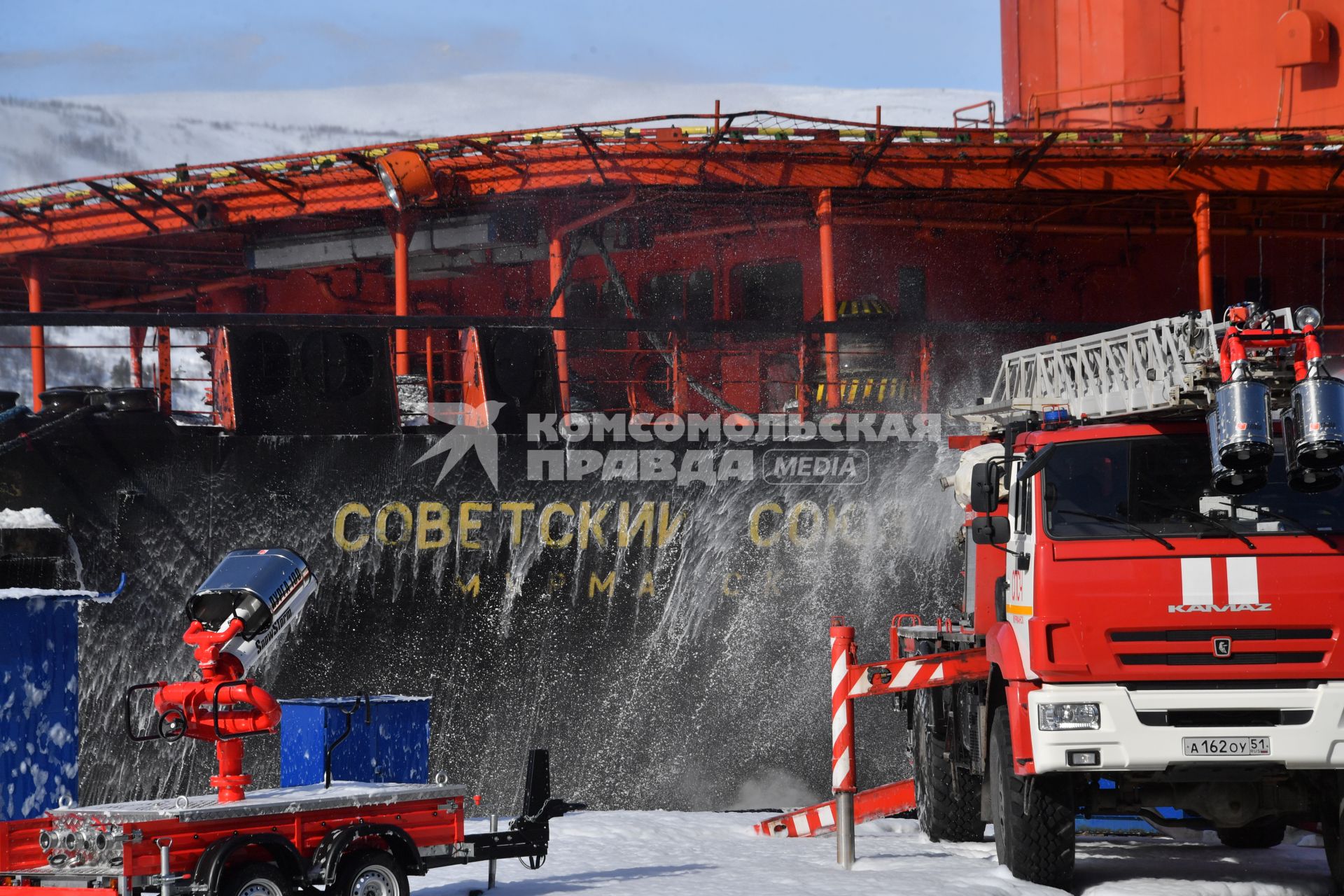 Мурманск. Сотрудники МЧС России во время отработки вводных `Ликвидация радиационной аварии` в рамках учений `Безопасная Арктика` на атомном ледоколе `Советский Союз` у причала ФГУП `Атомфлот`.