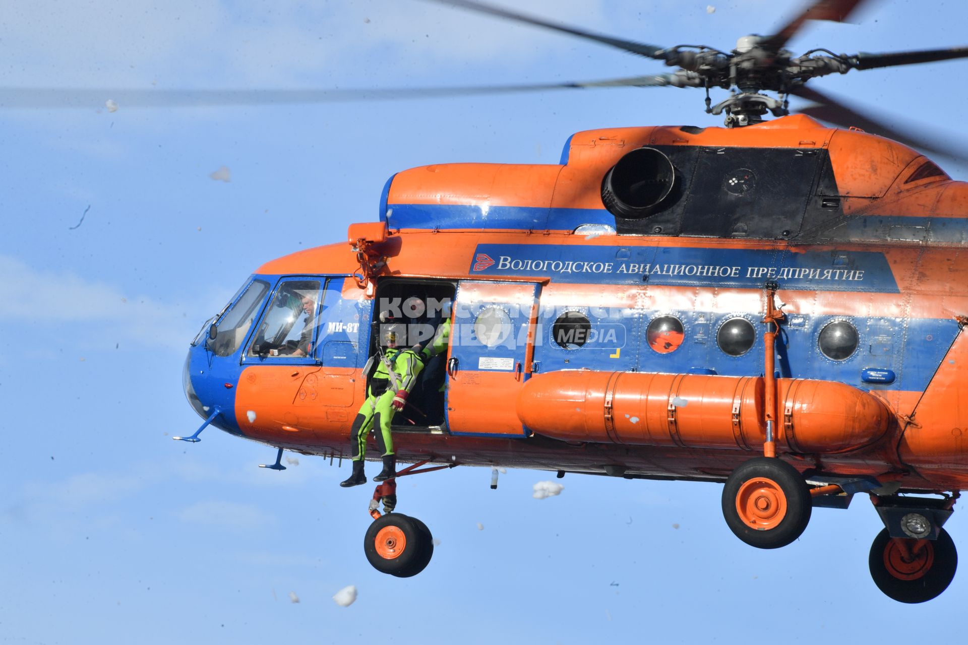 Мурманск. Вертолет Ми-8 во время отработки вводных `Ликвидация радиационной аварии` в рамках учений `Безопасная Арктика` на атомном ледоколе `Советский Союз` у причала ФГУП `Атомфлот`.