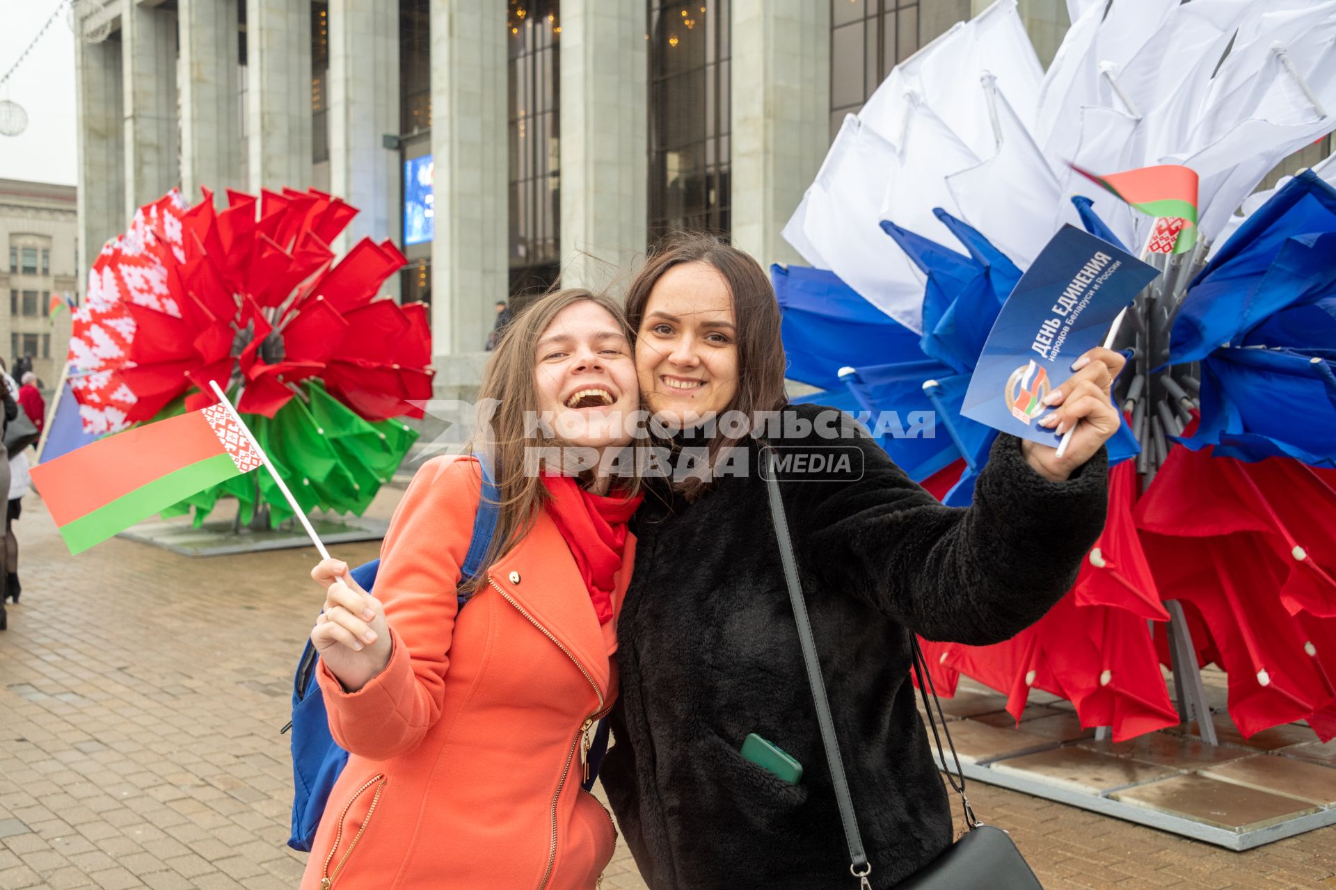 Минск.  Девушк с флажками  на улице во время праздничных мероприятий, посвященных Дню единения народов Беларуси и России.