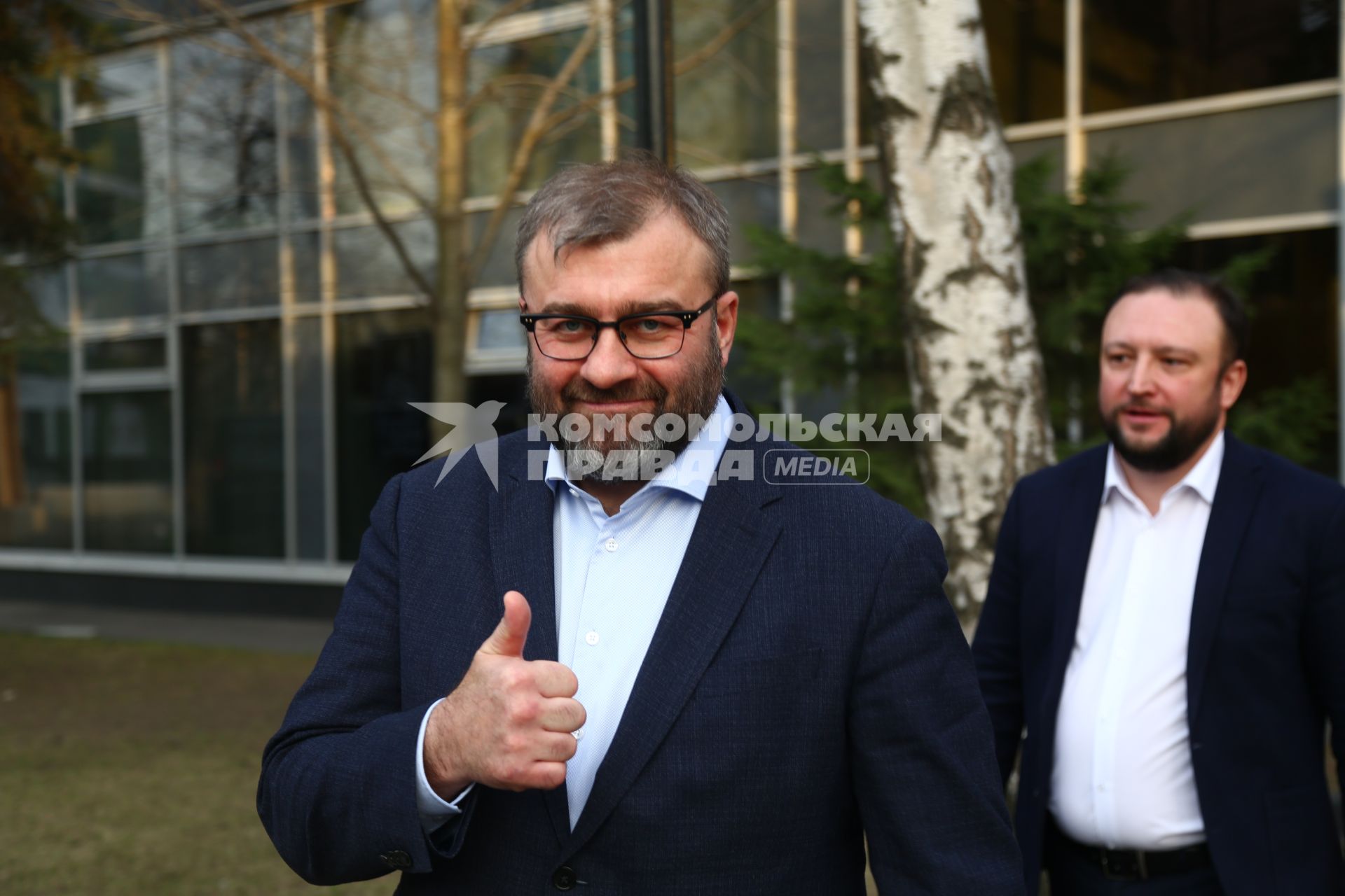 Москва. Актер Михаил Пореченков (слева) около редакции `Комсомольская правда`.