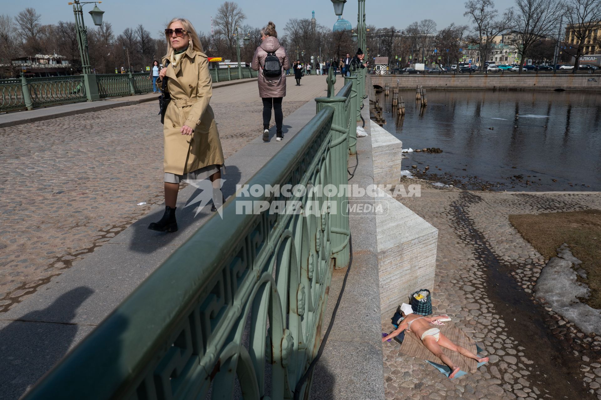 Санкт-Петербург. Загорающие люди у Петропавловской крепости.