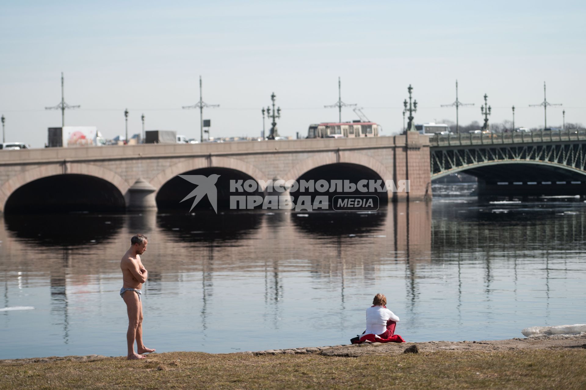 Санкт-Петербург. Загорающие люди у Петропавловской крепости.