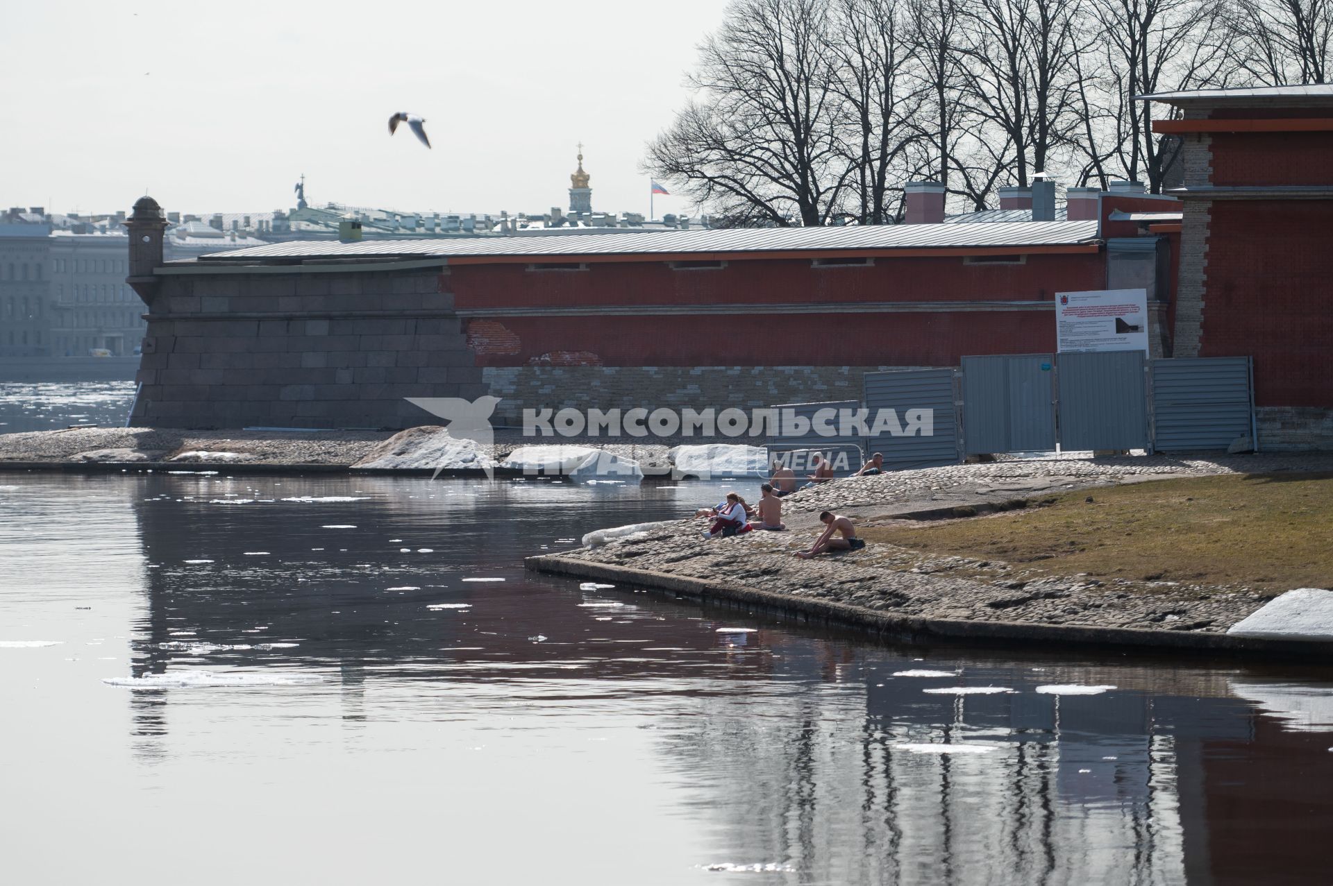 Санкт-Петербург. Загорающие люди у Петропавловской крепости.