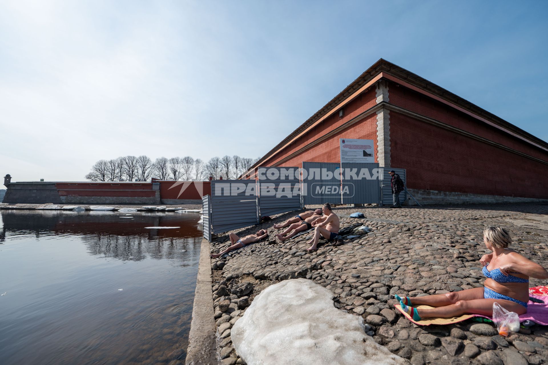 Санкт-Петербург. Загорающие люди у Петропавловской крепости.