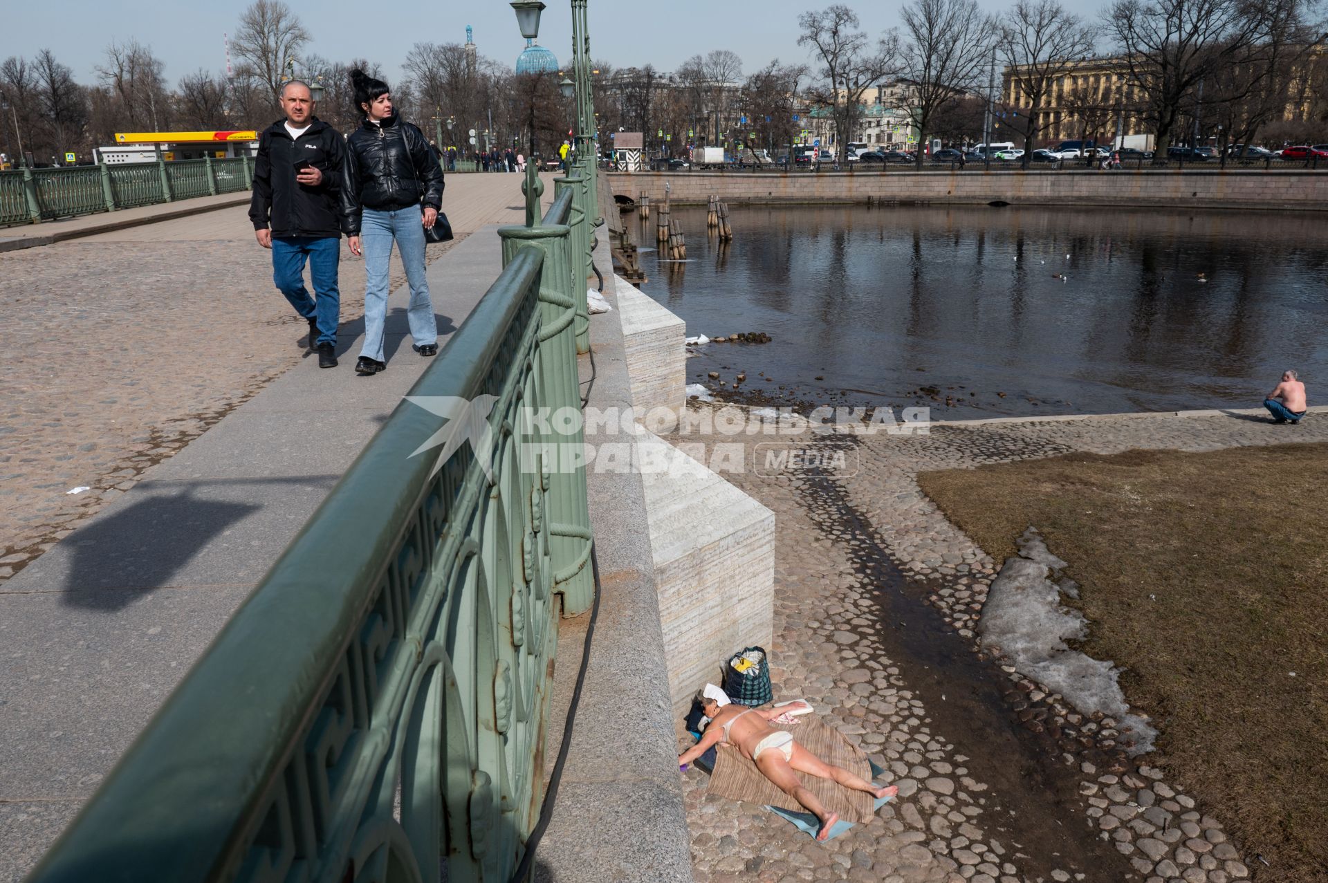 Санкт-Петербург. Загорающие люди у Петропавловской крепости.