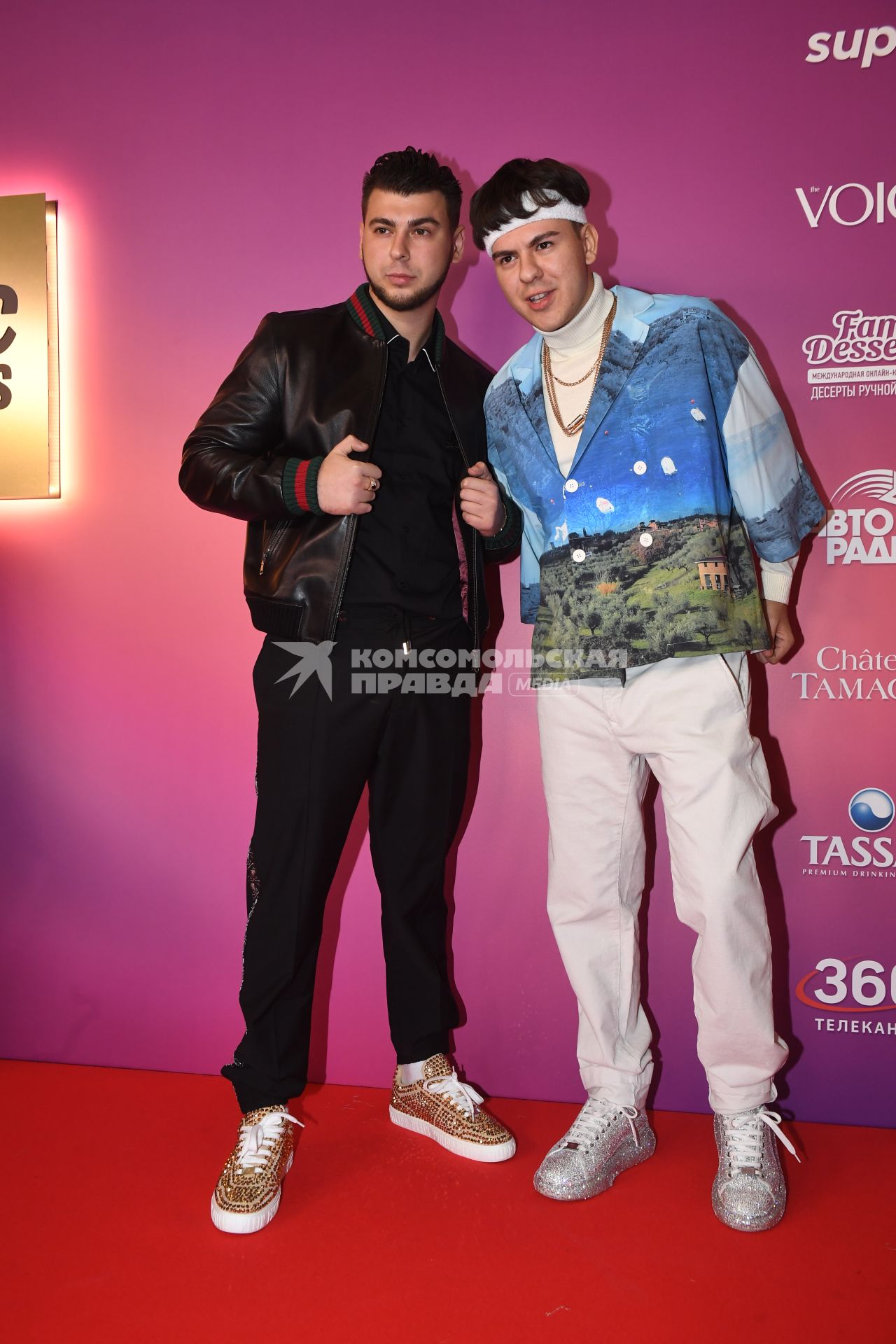 Московская область. Красногорск. Участники группы Gayazovs Brothers Ильяс и Тимур Гаязовы перед началом VI церемонии вручения музыкальной премии `Жара Music Awards` в концертном зале `Крокус Сити Холл`.
