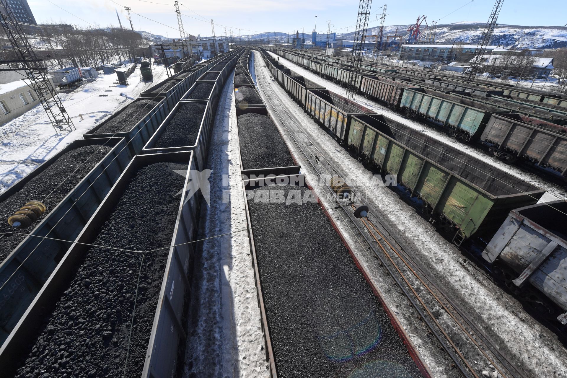 Мурманск. Вид на железную дорогу. Грузовые вагоны.