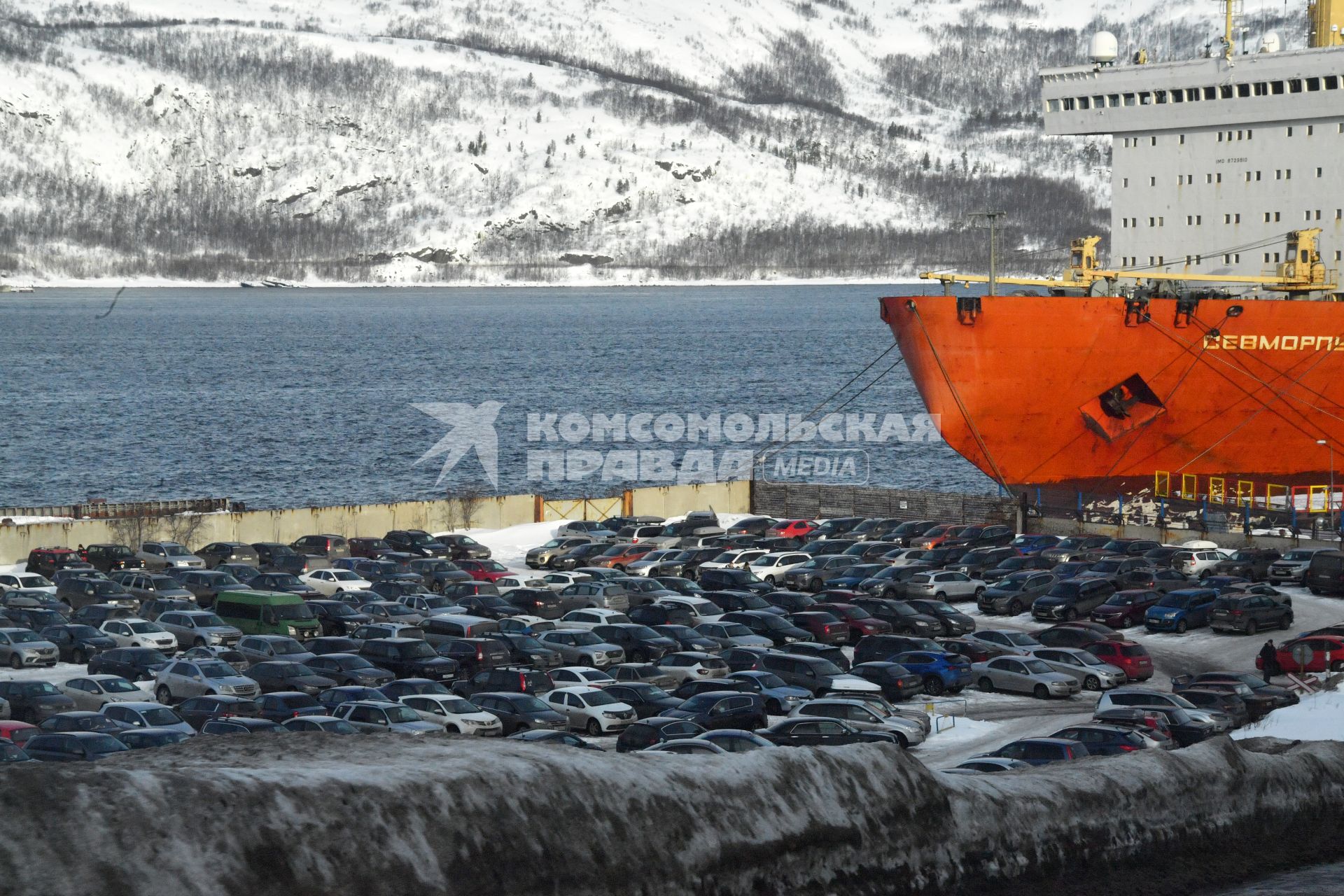 Мурманск. Автомобили на парковке.