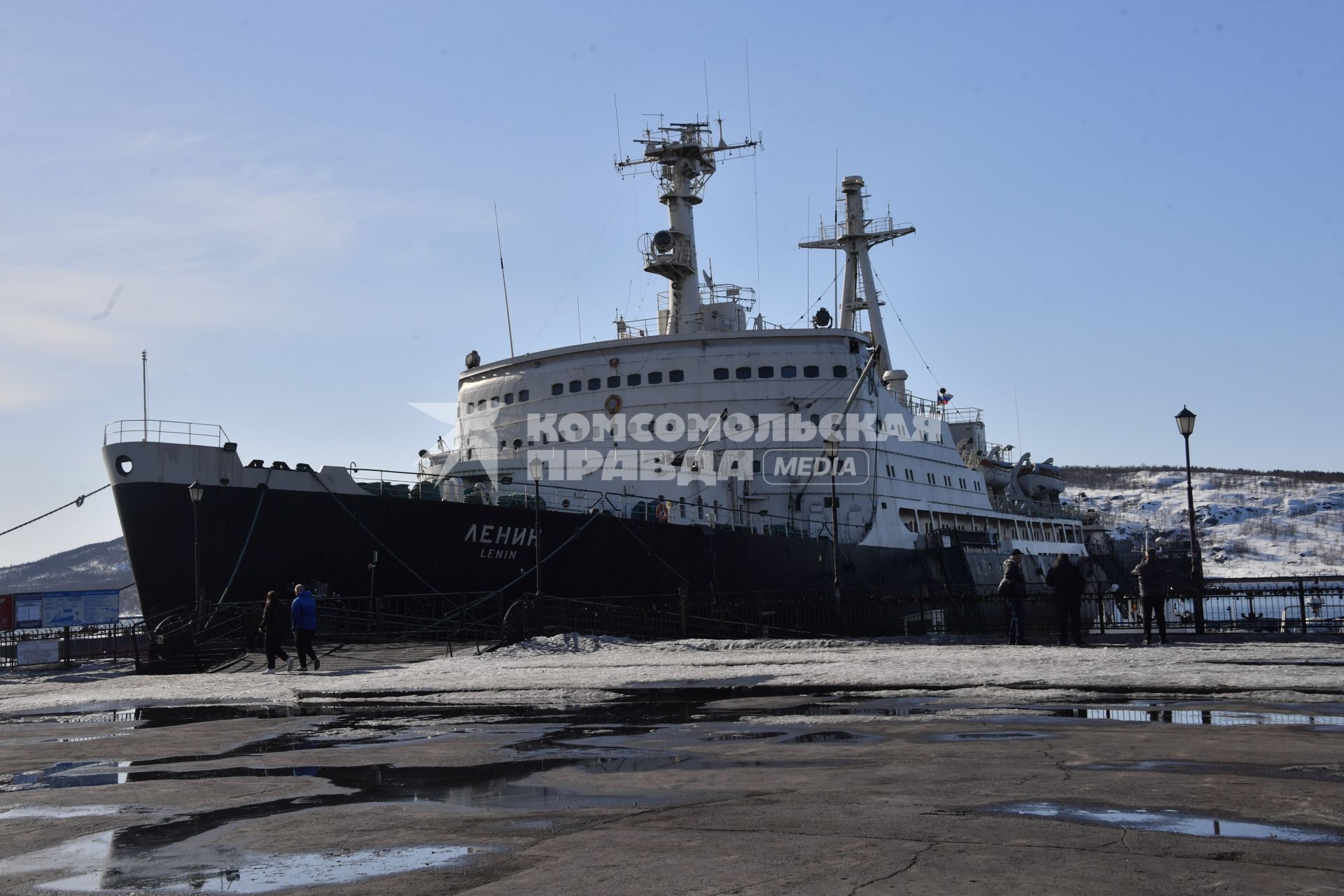 Мурманск. Атомный ледокол `Ленин` на причале морского вокзала.