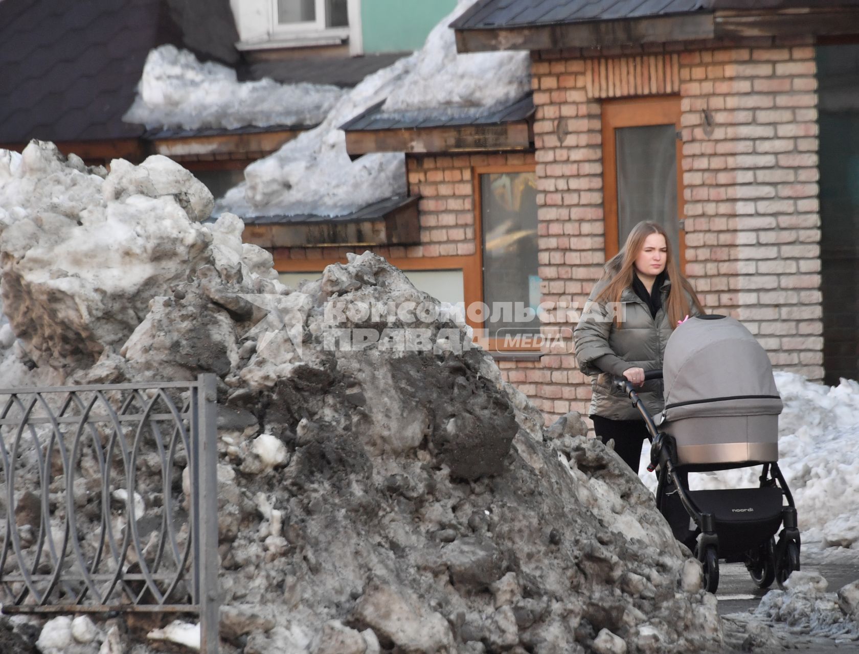 Мурманск. Девушка с детской коляской на одной из улиц города