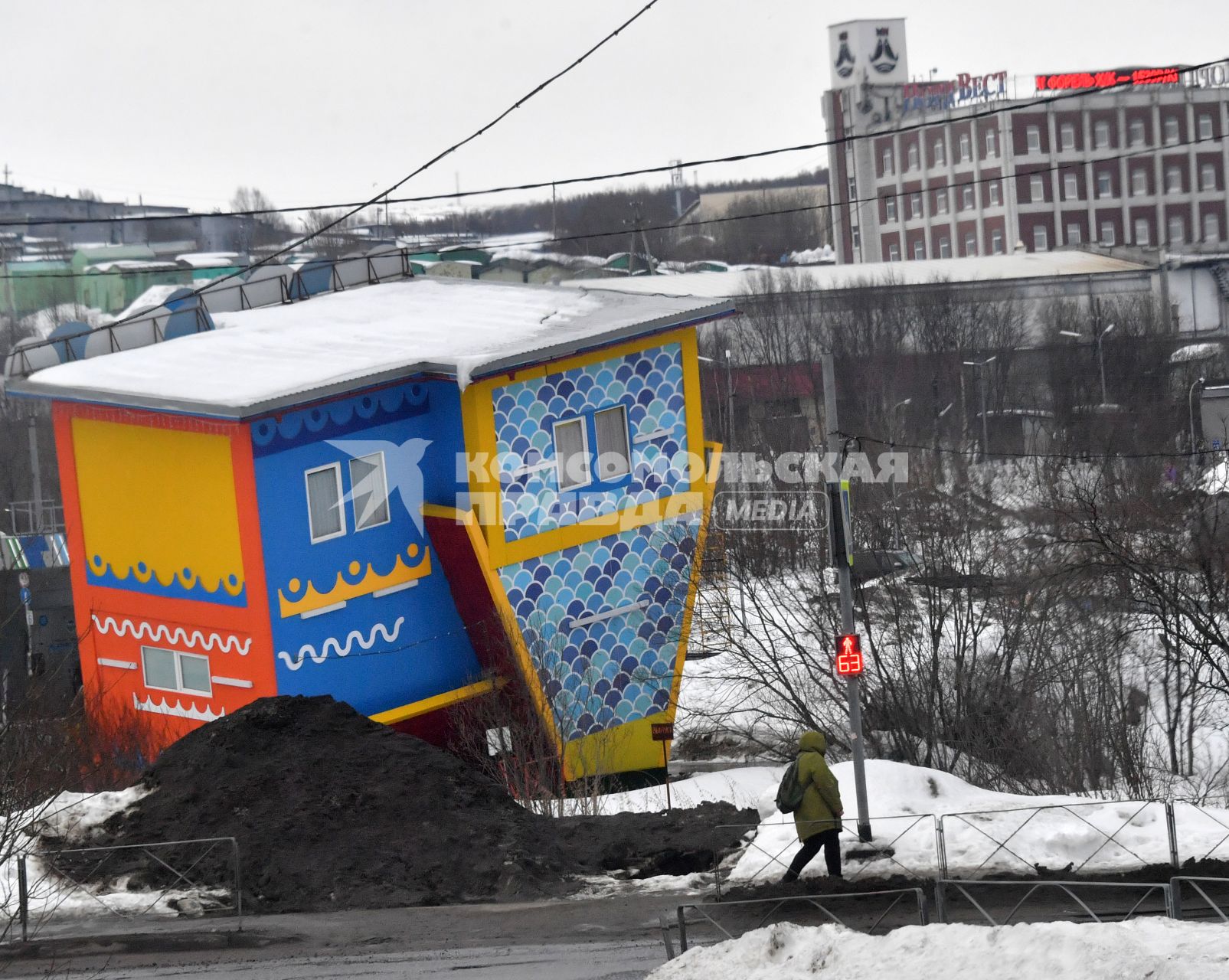 Мурманск. `Дом вверх дном`.