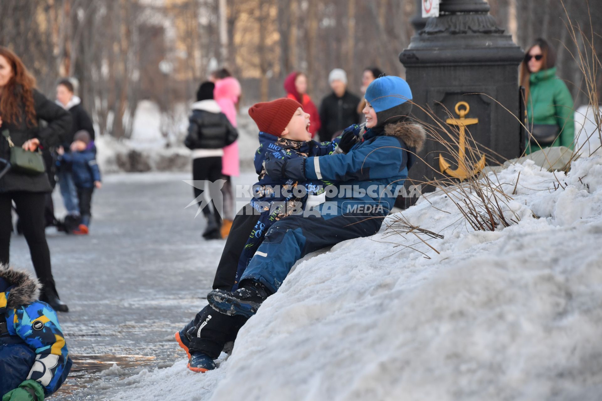 Мурманск. Дети во время прогулки.