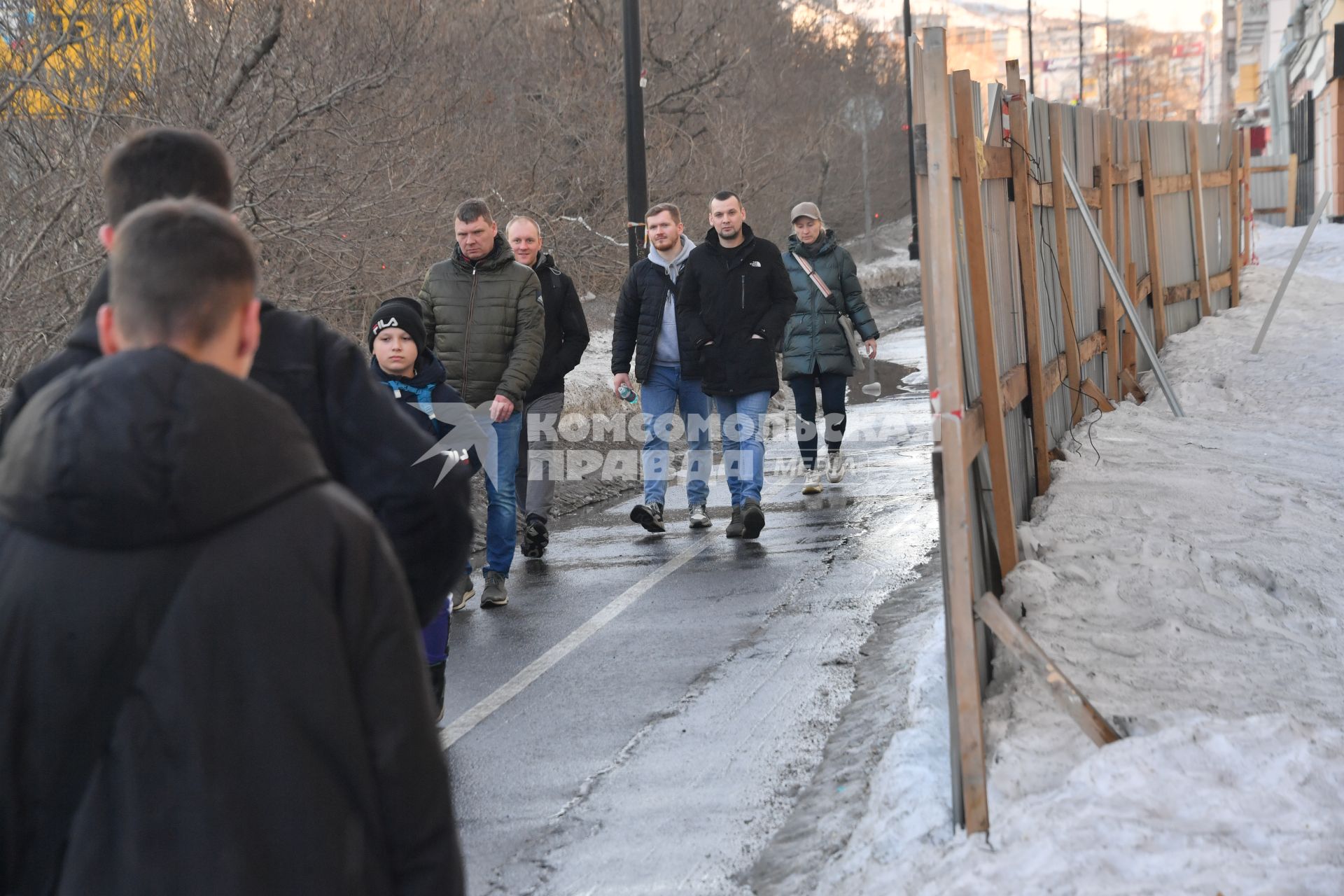 Мурманск. Горожане на одной из улиц города.