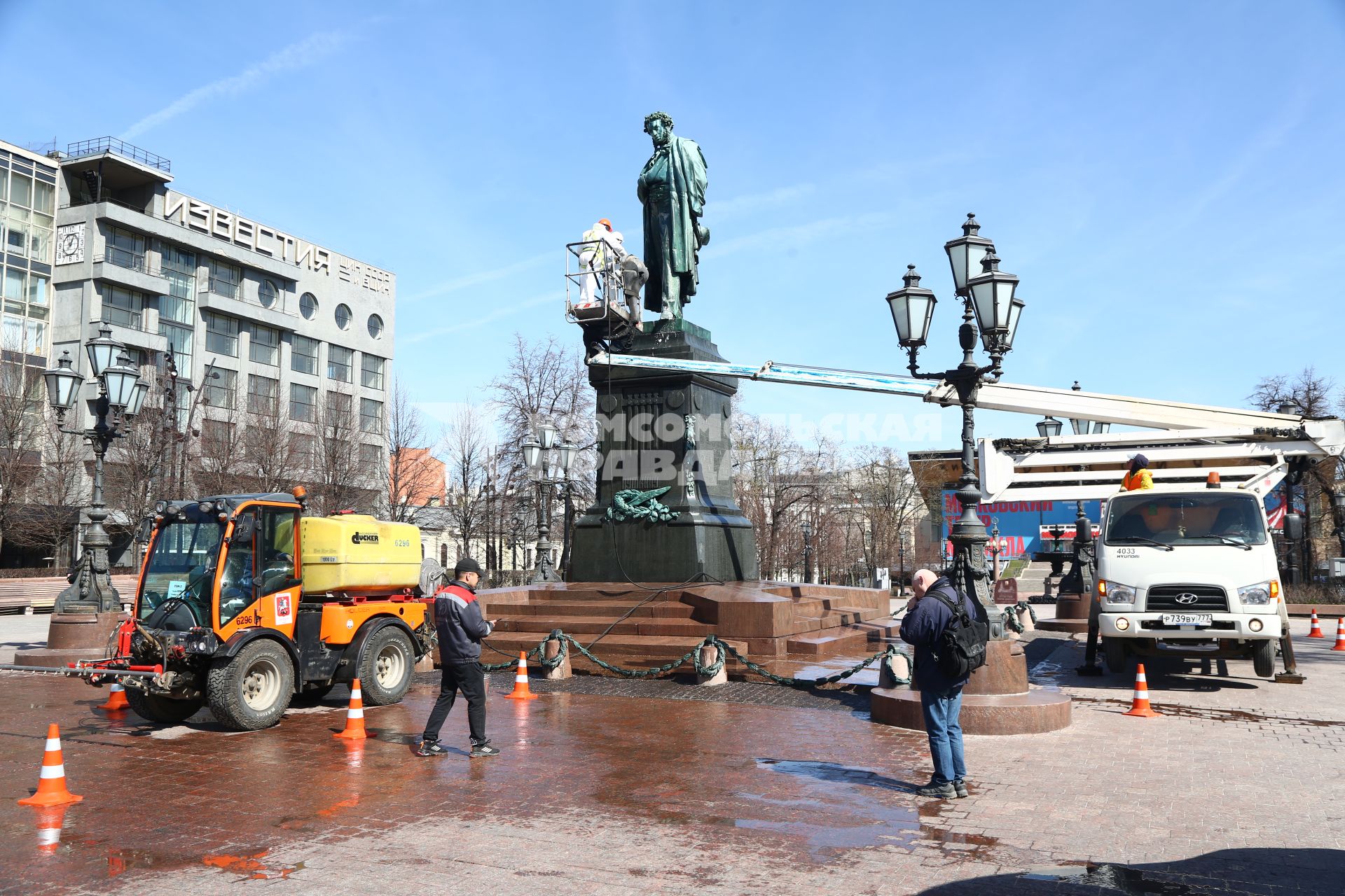 Москва. Сотрудники коммунальных служб моют  после зимы памятник Александру Пушкину  на Пушкинской площади.