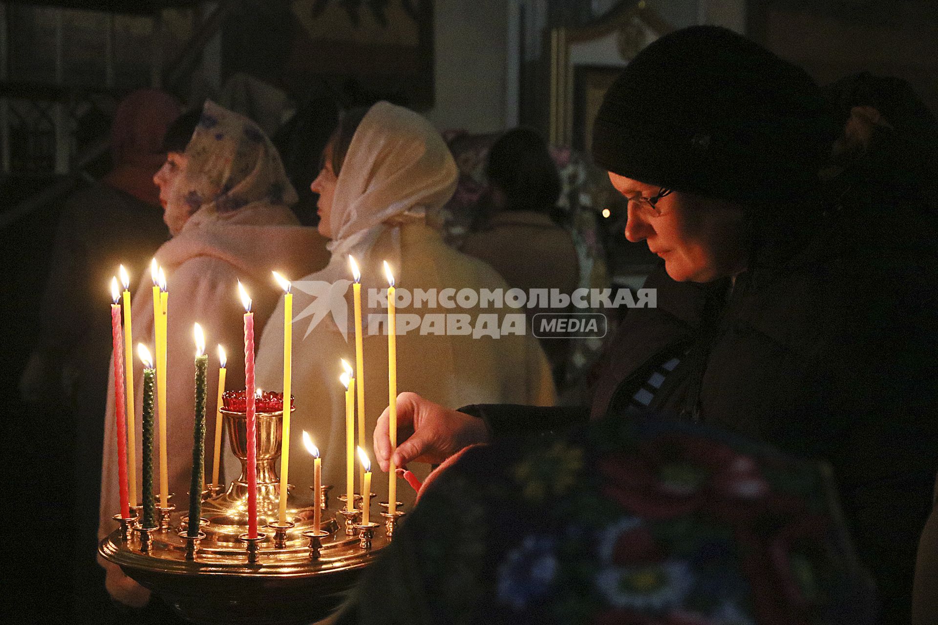 Барнаул. Верующие на пасхальном богослужении в церкви.