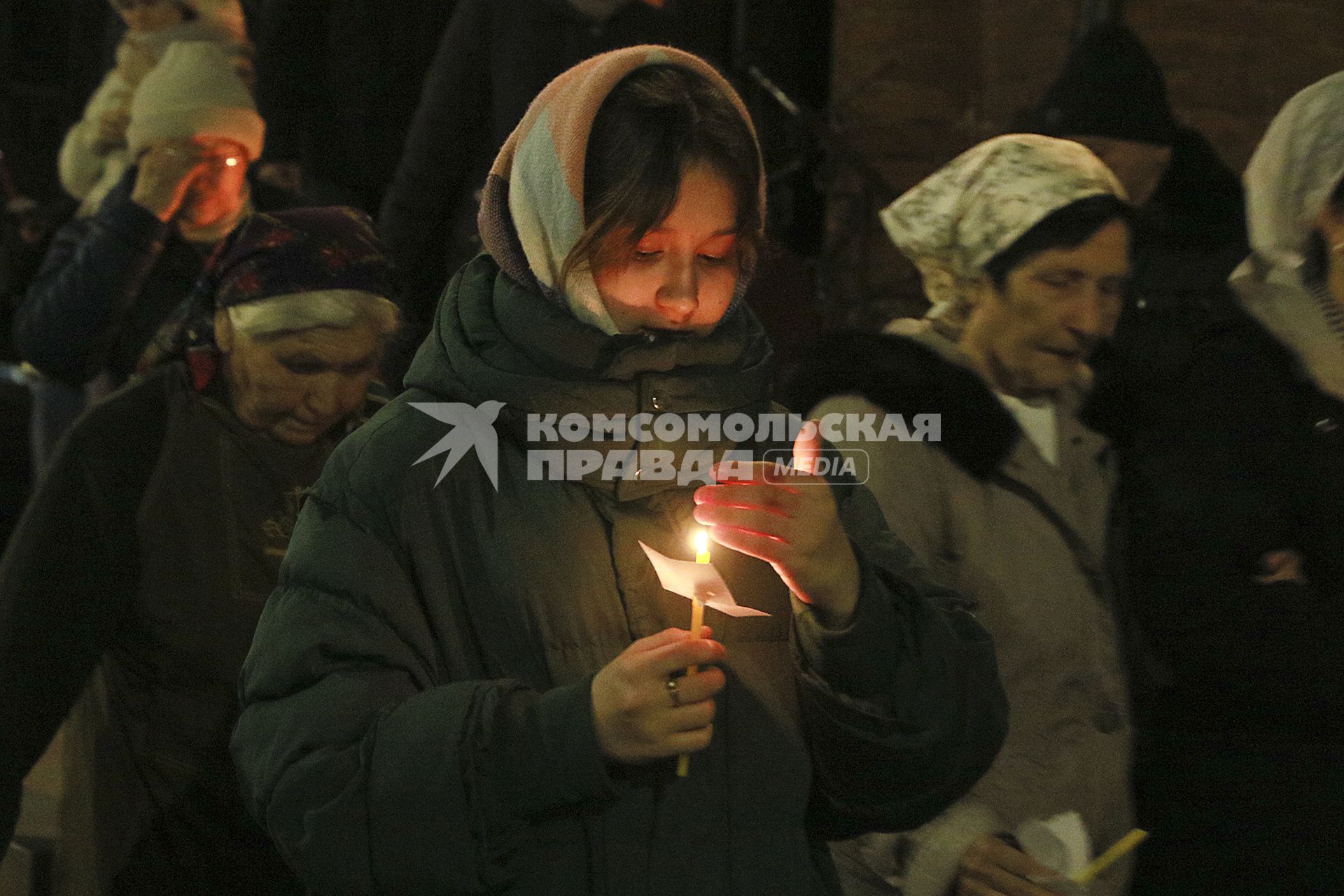 Барнаул. Пасхальное богослужение. Верующие во время крестного хода вокруг храма.