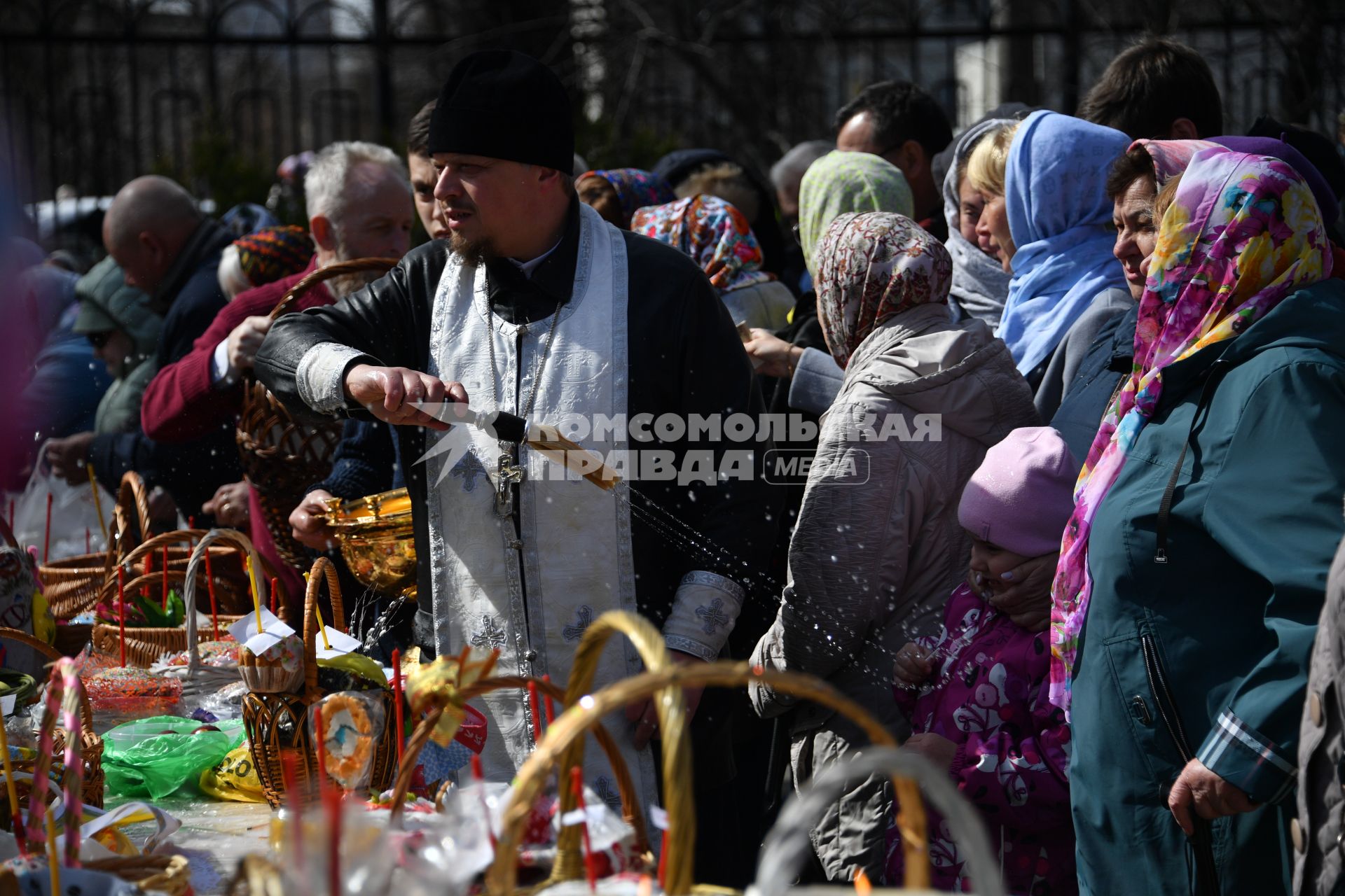 Московсая область. Ивантеевка. Настоятель освящает пасхальные куличи и яйца .