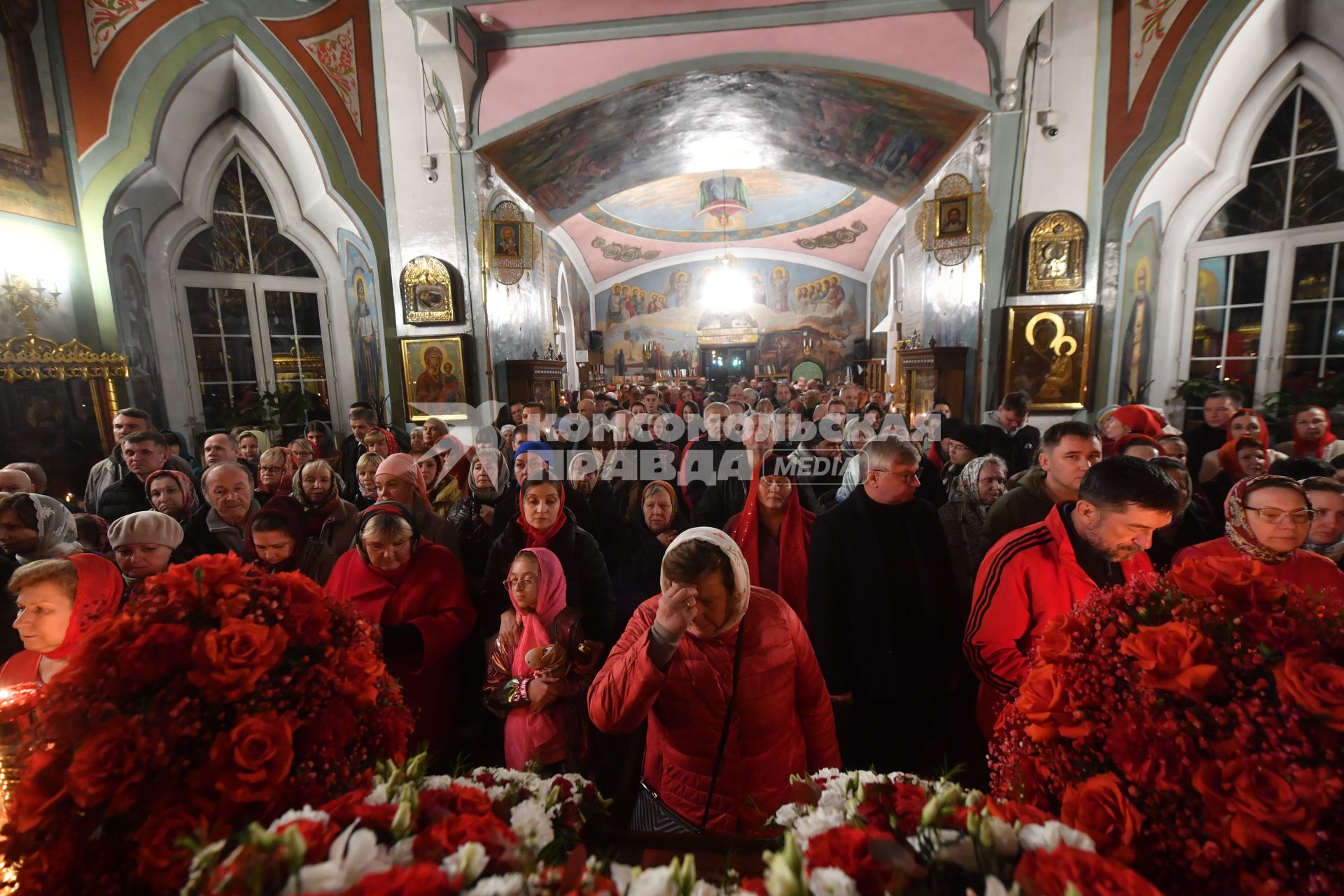 Московсая область. Ивантеевка. Верующие  во время пасхальной службы в Церкви Смоленской иконы Божией Матери.