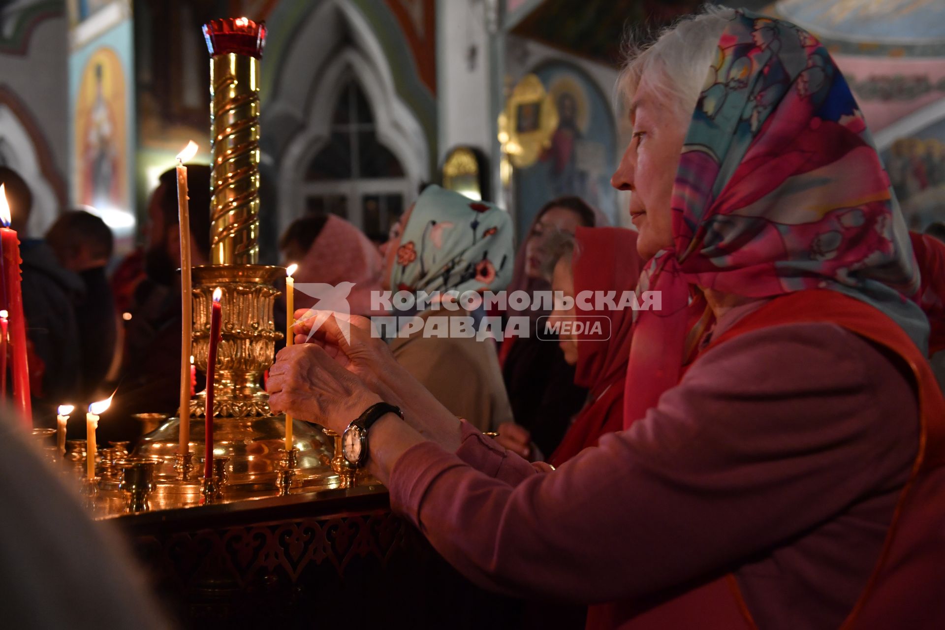 Московсая область. Ивантеевка. Верующие  во время пасхальной службы в Церкви Смоленской иконы Божией Матери.