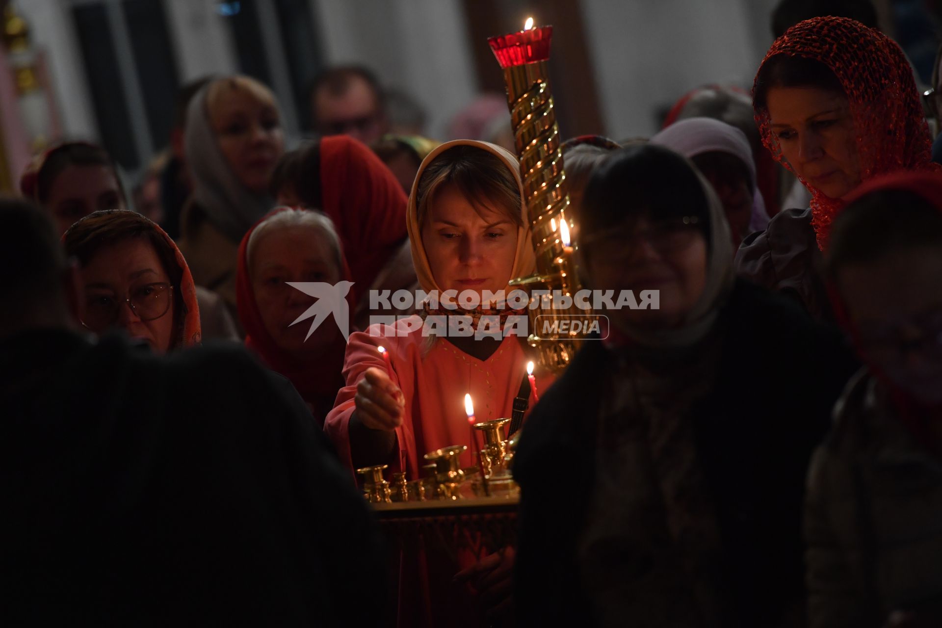 Московсая область. Ивантеевка. Верующие  во время пасхальной службы в Церкви Смоленской иконы Божией Матери.