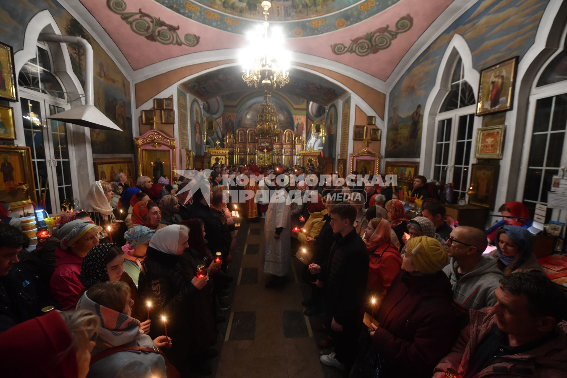 Московсая область. Ивантеевка. Пасхальная служба в Церкви Смоленской иконы Божией Матери.