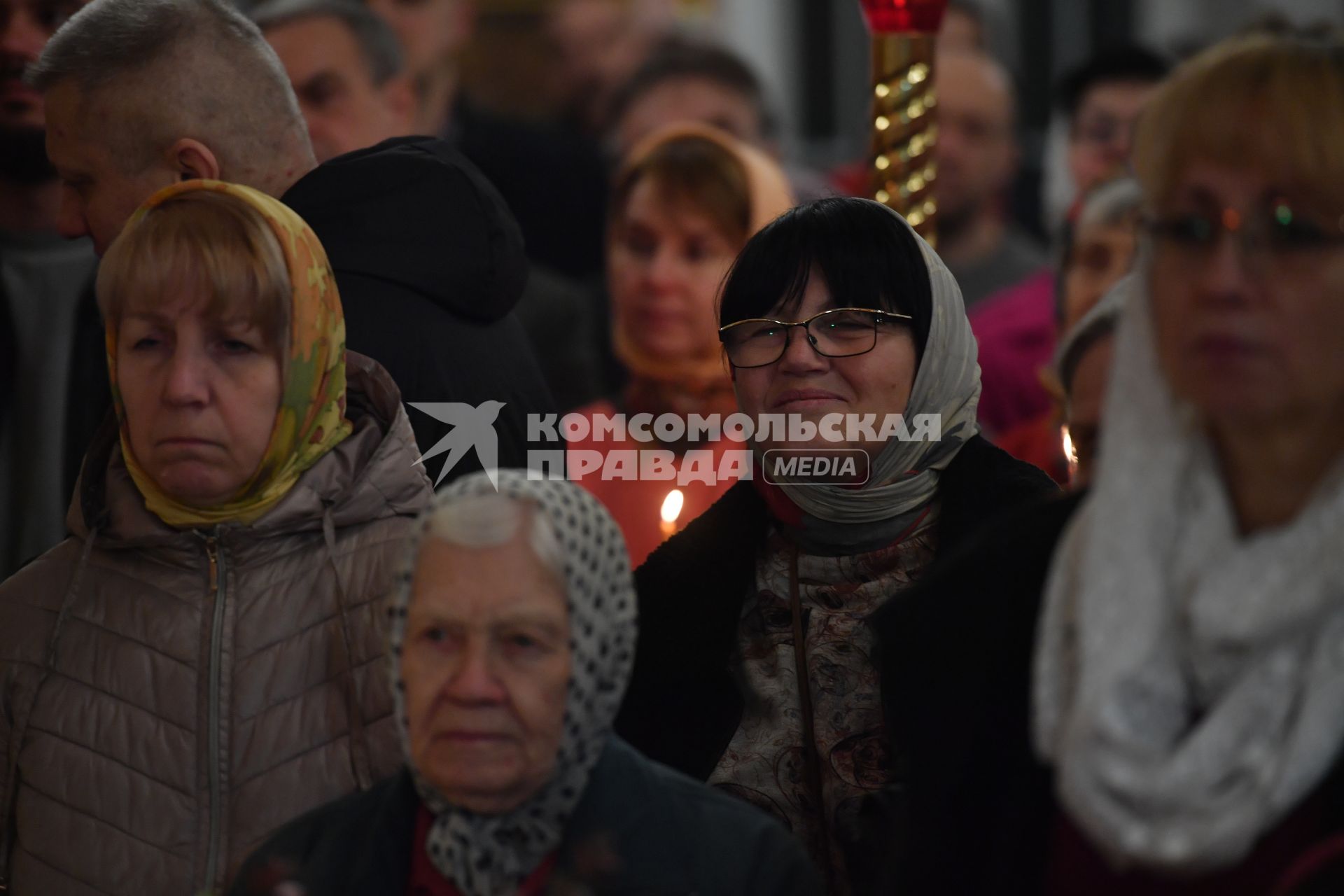 Московсая область. Ивантеевка. Верующие  во время пасхальной службы в Церкви Смоленской иконы Божией Матери.