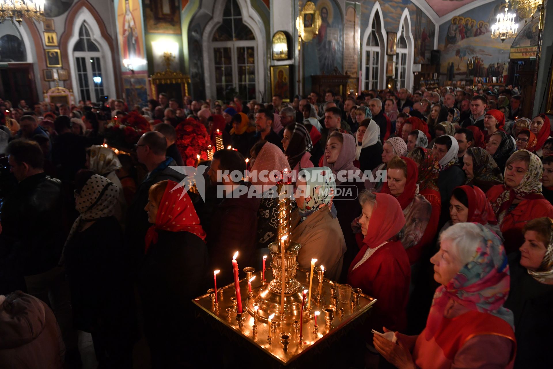 Московсая область. Ивантеевка. Верующие  во время пасхальной службы в Церкви Смоленской иконы Божией Матери.