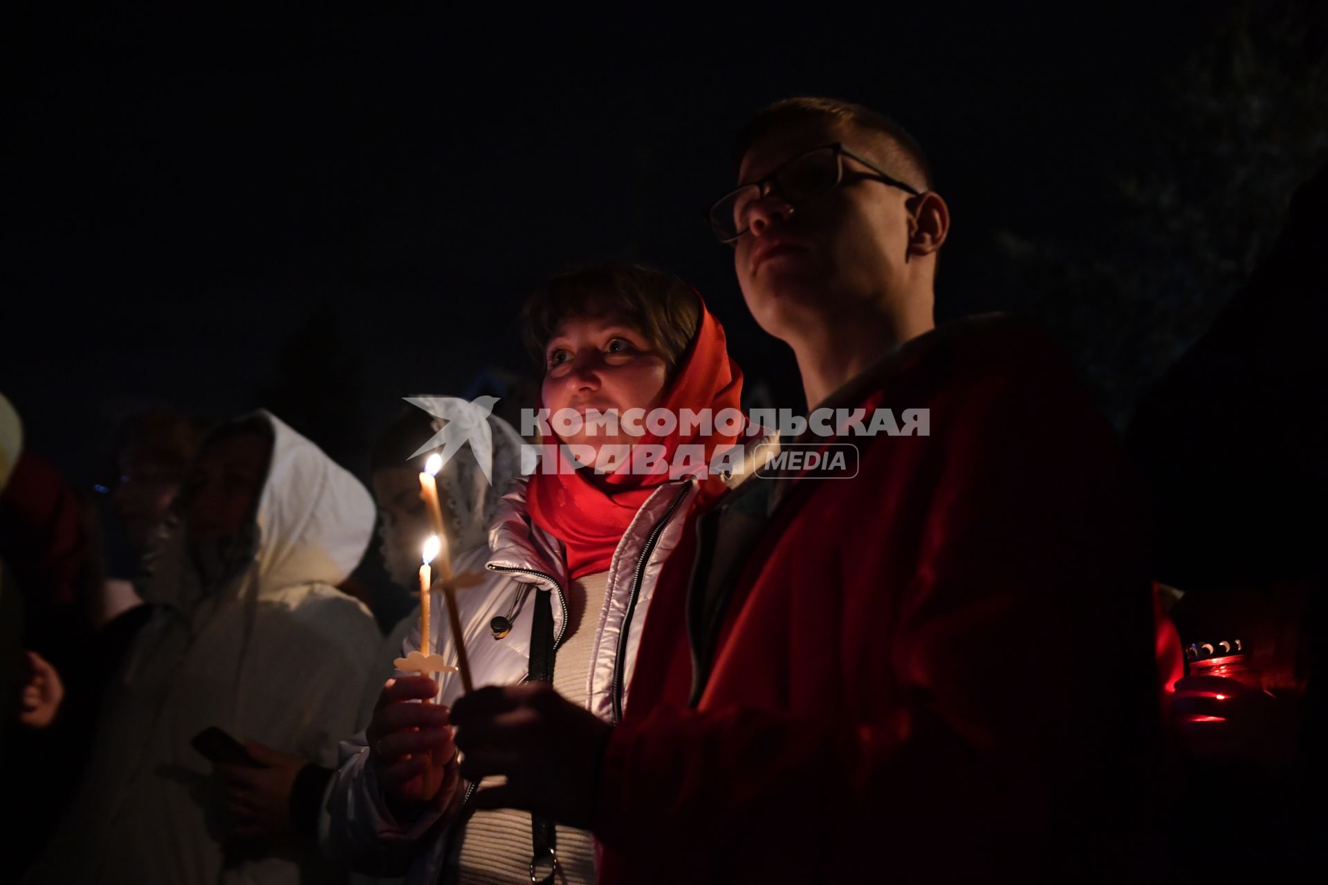 Московсая область. Ивантеевка. Пасхальная служба в Церкви Смоленской иконы Божией Матери.