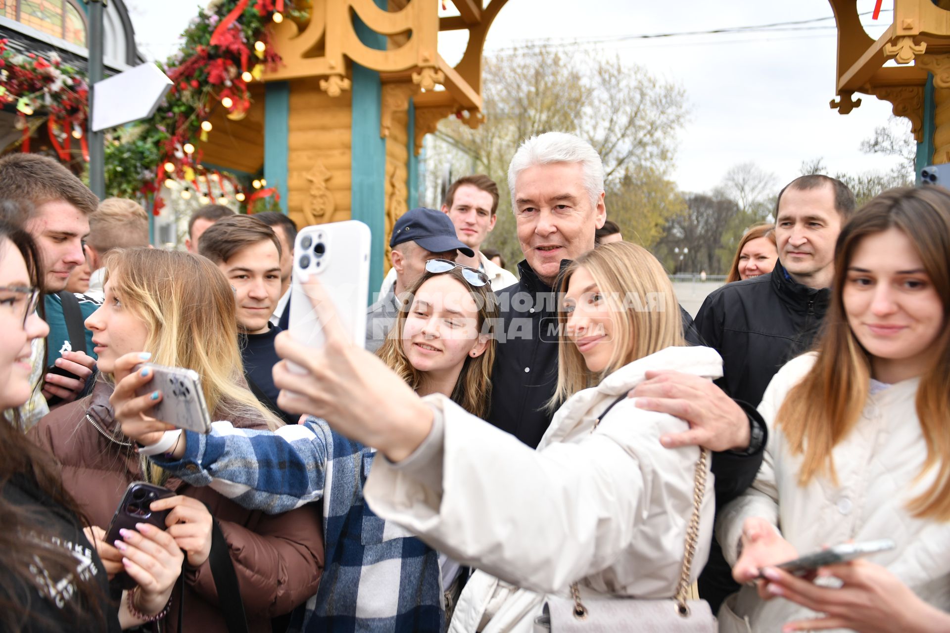 Москва. Мэр Москвы Сергей Собянин (вцентре) среди горожан на фестивале `Пасхальный дар` в Парке Горького.