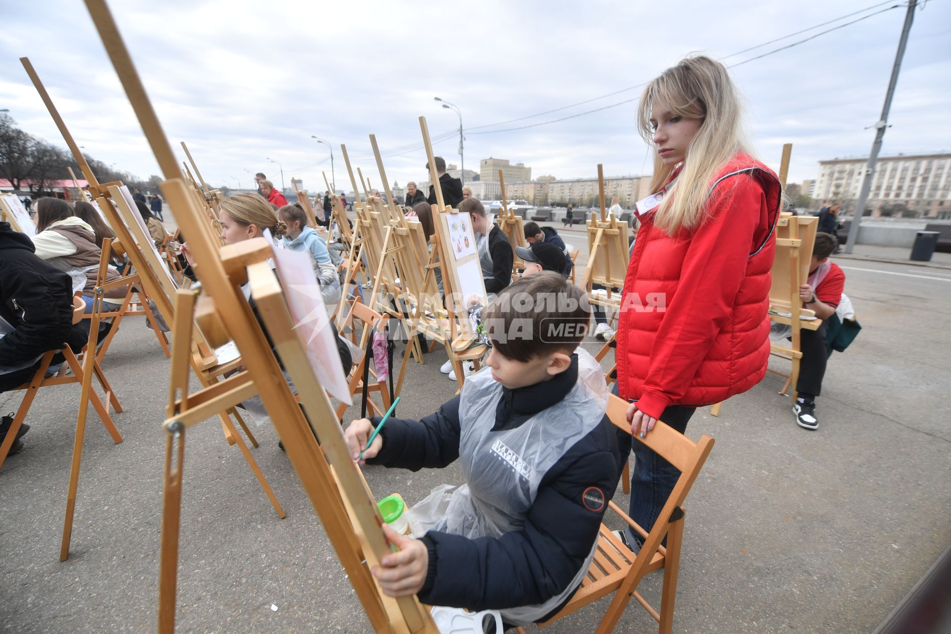 Москва.  Мальчик рисует  на фестивале `Пасхальный дар` в Парке Горького.