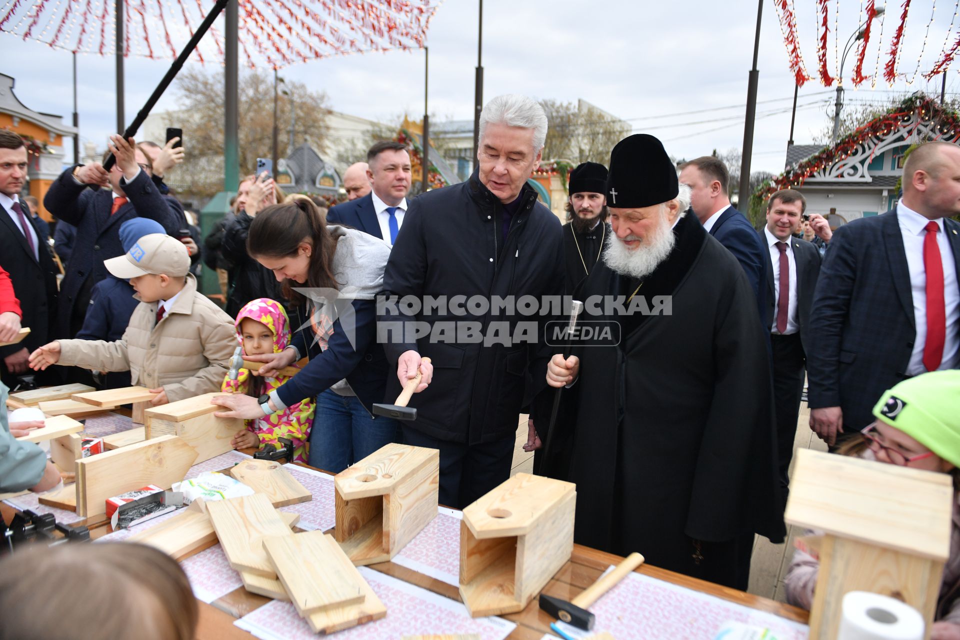 Москва. Мэр Москвы Сергей Собянин и патриарх Московский и всея Руси Кирилл (слева направо)   на фестивале `Пасхальный дар` в Парке Горького.