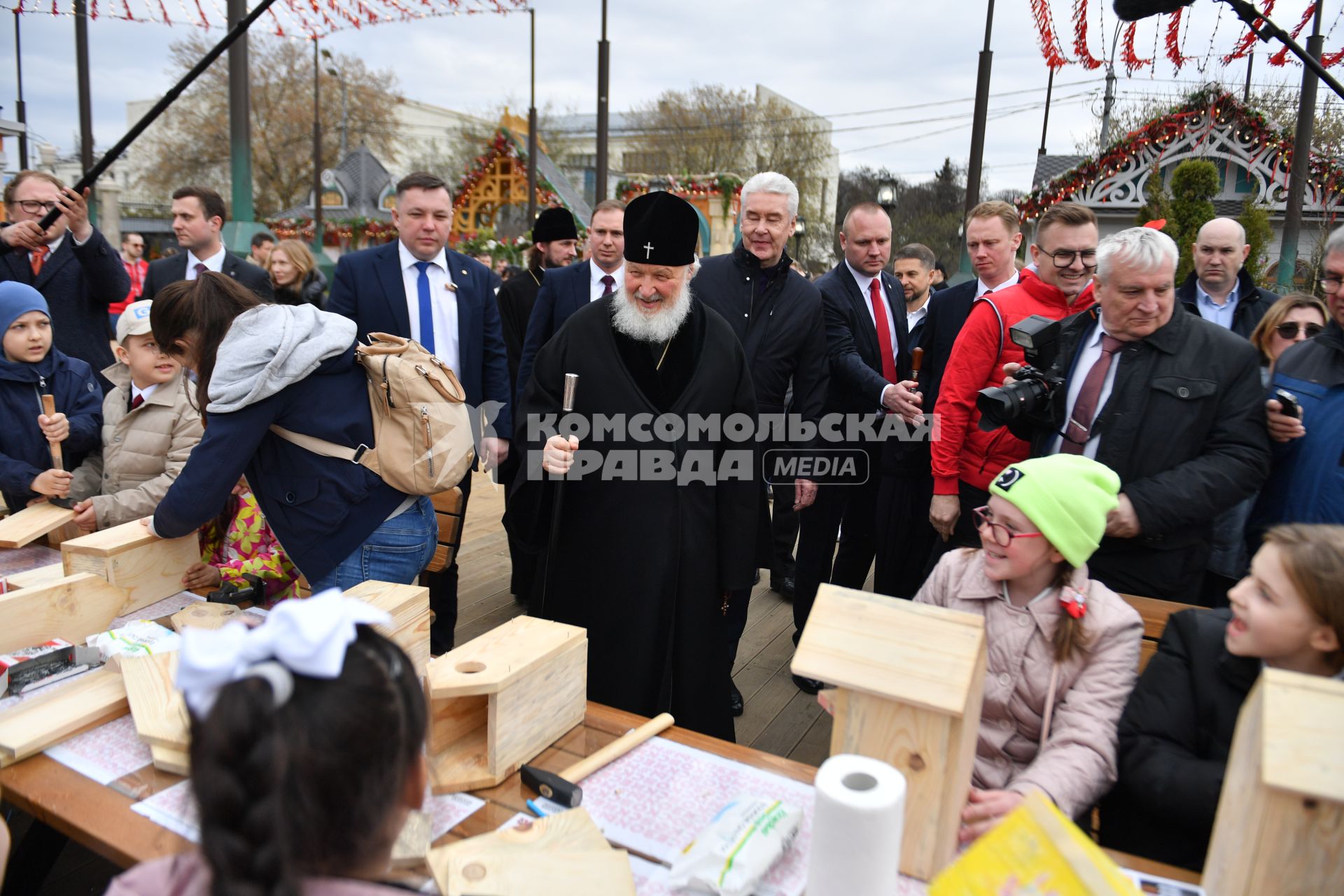 Москва. Мэр Москвы Сергей Собянин и патриарх Московский и всея Руси Кирилл (слева направо)   на фестивале `Пасхальный дар` в Парке Горького.