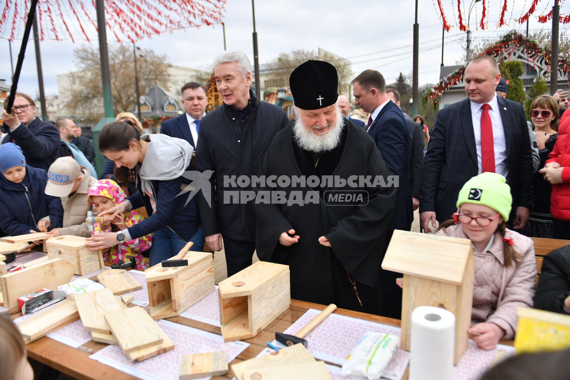 Москва. Мэр Москвы Сергей Собянин и патриарх Московский и всея Руси Кирилл (слева направо)   на фестивале `Пасхальный дар` в Парке Горького.