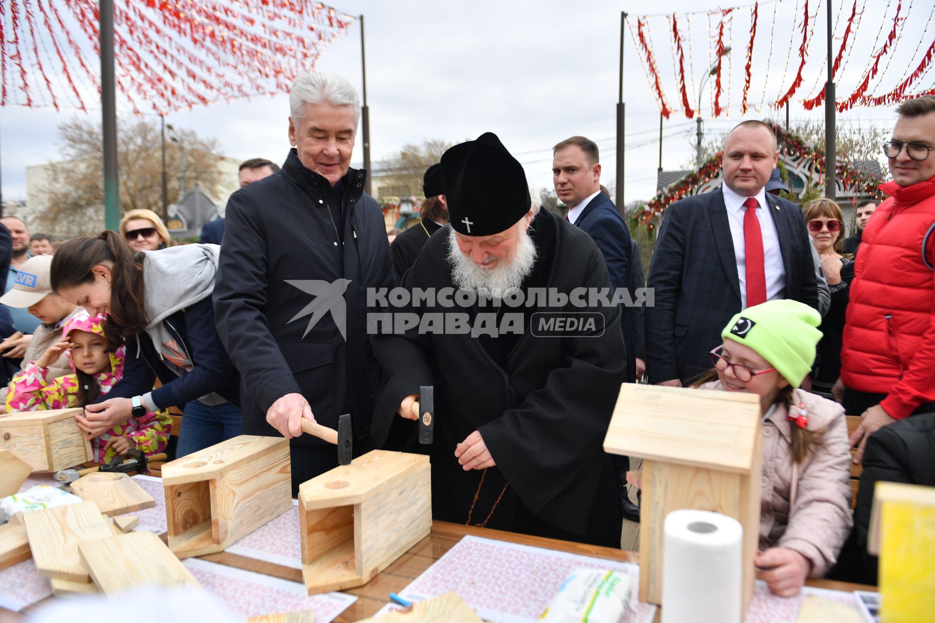 Москва. Мэр Москвы Сергей Собянин и патриарх Московский и всея Руси Кирилл (слева направо)   на фестивале `Пасхальный дар` в Парке Горького.